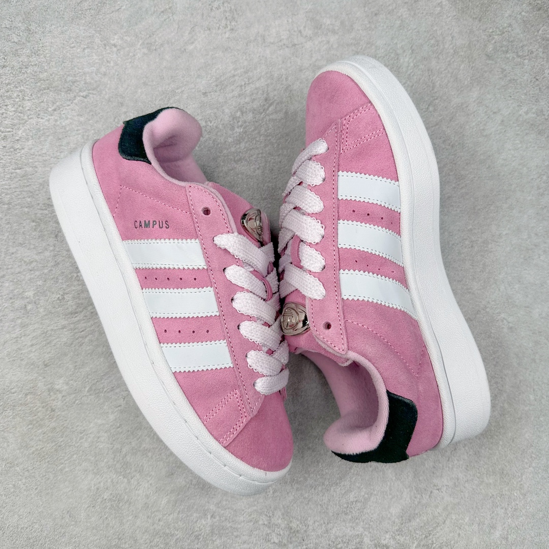 图片[3]-＃K8纯原 AD Originals Campus 00s 学院系列面包风经典复古低帮百搭休闲运动板鞋 HP6395 原鞋开发 正确版型 市面唯一全鞋采用原厂头层SD皮料 正确宽版鞋盒 清洁度完美 诠释最高工艺 这次 Originals 选择了以经典复古鞋型 Campus 为蓝本打造全新面包鞋 这款鞋型联名不断 冠希当年对它更是钟爱有加 论牌面丝毫不输贝壳头、Forum 等大热鞋型 这次 Campus 一改 80 年代的瘦长造型 鞋舌、鞋身、鞋底甚至细节都变大了 营造出千禧年前后流行的面包鞋宽大廓形 因此鞋名改为 Campus 00s 鞋身采用绒面皮料搭配白色常规皮革 质感上还是延续了经典 Campus 的设计 鞋舌填充更加饱满 让鞋款整体看起来更加圆润 搭配上这款浅蓝配色「蓝胖子」造型真的很可爱 鞋舌还加入了与以往 Campus 不同的全新三叶草 Logo 令造型更具千禧气息 鞋带也采用了加宽的设计 如果你不喜欢 这次还附送了传统鞋带可以替换 鞋底采用了米黄做旧设计 凸显鞋款的复古年代感 除了清新可人的浅蓝配色 还有一款酷灰配色 造型更加硬朗复古 而且相比浅蓝配色更加耐脏 尺码：36 36⅔ 37⅓ 38 38⅔ 39⅓ 40 40⅔ 41⅓ 42 42⅔ 43⅓ 44 44 ⅓ 45-选品中心