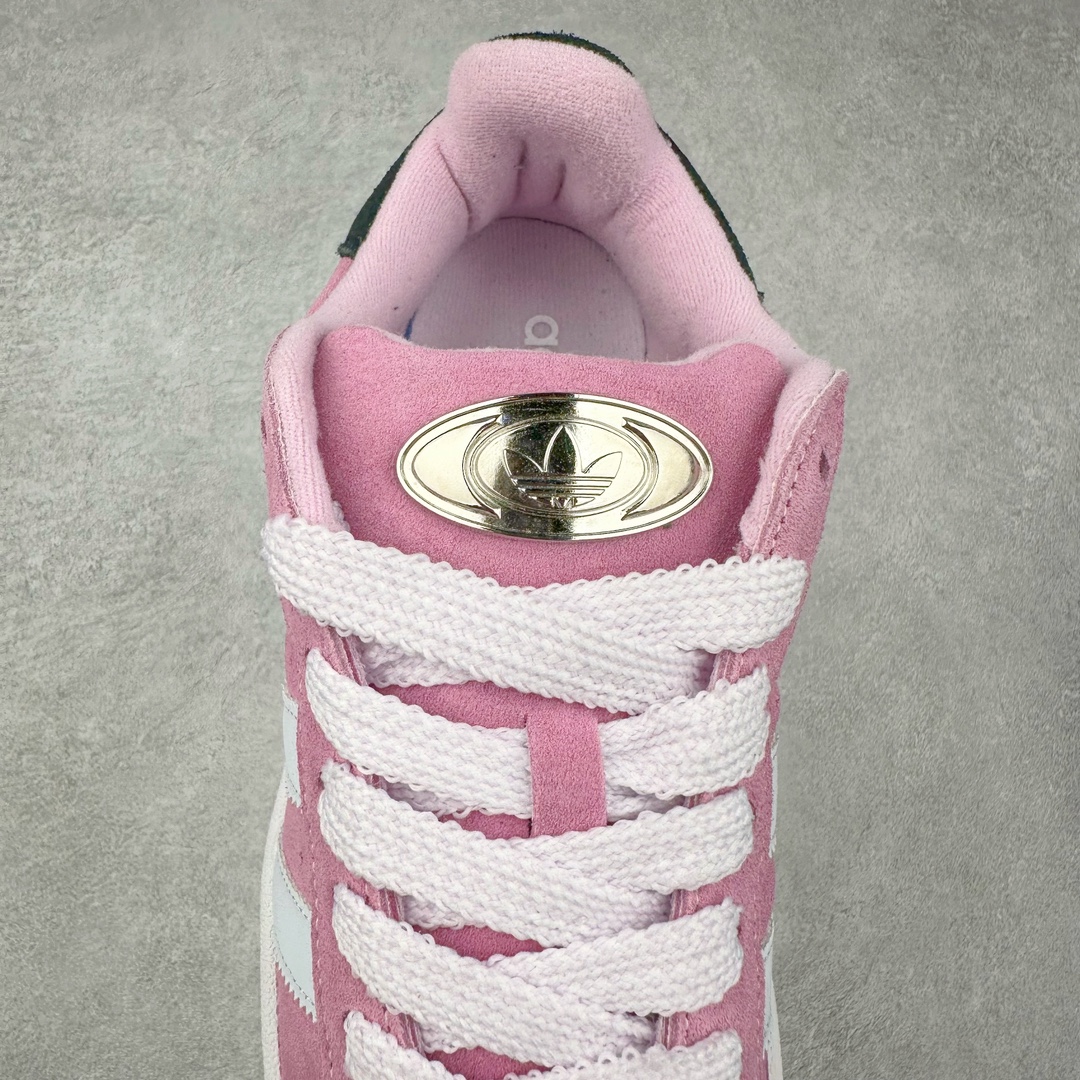 图片[5]-＃K8纯原 AD Originals Campus 00s 学院系列面包风经典复古低帮百搭休闲运动板鞋 HP6395 原鞋开发 正确版型 市面唯一全鞋采用原厂头层SD皮料 正确宽版鞋盒 清洁度完美 诠释最高工艺 这次 Originals 选择了以经典复古鞋型 Campus 为蓝本打造全新面包鞋 这款鞋型联名不断 冠希当年对它更是钟爱有加 论牌面丝毫不输贝壳头、Forum 等大热鞋型 这次 Campus 一改 80 年代的瘦长造型 鞋舌、鞋身、鞋底甚至细节都变大了 营造出千禧年前后流行的面包鞋宽大廓形 因此鞋名改为 Campus 00s 鞋身采用绒面皮料搭配白色常规皮革 质感上还是延续了经典 Campus 的设计 鞋舌填充更加饱满 让鞋款整体看起来更加圆润 搭配上这款浅蓝配色「蓝胖子」造型真的很可爱 鞋舌还加入了与以往 Campus 不同的全新三叶草 Logo 令造型更具千禧气息 鞋带也采用了加宽的设计 如果你不喜欢 这次还附送了传统鞋带可以替换 鞋底采用了米黄做旧设计 凸显鞋款的复古年代感 除了清新可人的浅蓝配色 还有一款酷灰配色 造型更加硬朗复古 而且相比浅蓝配色更加耐脏 尺码：36 36⅔ 37⅓ 38 38⅔ 39⅓ 40 40⅔ 41⅓ 42 42⅔ 43⅓ 44 44 ⅓ 45-选品中心