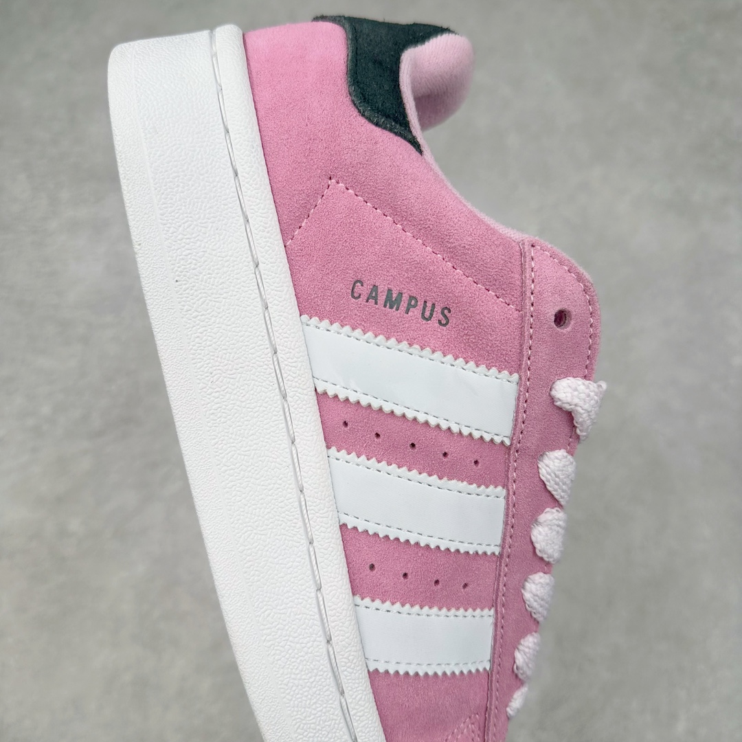 图片[6]-＃K8纯原 AD Originals Campus 00s 学院系列面包风经典复古低帮百搭休闲运动板鞋 HP6395 原鞋开发 正确版型 市面唯一全鞋采用原厂头层SD皮料 正确宽版鞋盒 清洁度完美 诠释最高工艺 这次 Originals 选择了以经典复古鞋型 Campus 为蓝本打造全新面包鞋 这款鞋型联名不断 冠希当年对它更是钟爱有加 论牌面丝毫不输贝壳头、Forum 等大热鞋型 这次 Campus 一改 80 年代的瘦长造型 鞋舌、鞋身、鞋底甚至细节都变大了 营造出千禧年前后流行的面包鞋宽大廓形 因此鞋名改为 Campus 00s 鞋身采用绒面皮料搭配白色常规皮革 质感上还是延续了经典 Campus 的设计 鞋舌填充更加饱满 让鞋款整体看起来更加圆润 搭配上这款浅蓝配色「蓝胖子」造型真的很可爱 鞋舌还加入了与以往 Campus 不同的全新三叶草 Logo 令造型更具千禧气息 鞋带也采用了加宽的设计 如果你不喜欢 这次还附送了传统鞋带可以替换 鞋底采用了米黄做旧设计 凸显鞋款的复古年代感 除了清新可人的浅蓝配色 还有一款酷灰配色 造型更加硬朗复古 而且相比浅蓝配色更加耐脏 尺码：36 36⅔ 37⅓ 38 38⅔ 39⅓ 40 40⅔ 41⅓ 42 42⅔ 43⅓ 44 44 ⅓ 45-选品中心