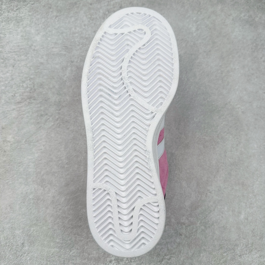 图片[9]-＃K8纯原 AD Originals Campus 00s 学院系列面包风经典复古低帮百搭休闲运动板鞋 HP6395 原鞋开发 正确版型 市面唯一全鞋采用原厂头层SD皮料 正确宽版鞋盒 清洁度完美 诠释最高工艺 这次 Originals 选择了以经典复古鞋型 Campus 为蓝本打造全新面包鞋 这款鞋型联名不断 冠希当年对它更是钟爱有加 论牌面丝毫不输贝壳头、Forum 等大热鞋型 这次 Campus 一改 80 年代的瘦长造型 鞋舌、鞋身、鞋底甚至细节都变大了 营造出千禧年前后流行的面包鞋宽大廓形 因此鞋名改为 Campus 00s 鞋身采用绒面皮料搭配白色常规皮革 质感上还是延续了经典 Campus 的设计 鞋舌填充更加饱满 让鞋款整体看起来更加圆润 搭配上这款浅蓝配色「蓝胖子」造型真的很可爱 鞋舌还加入了与以往 Campus 不同的全新三叶草 Logo 令造型更具千禧气息 鞋带也采用了加宽的设计 如果你不喜欢 这次还附送了传统鞋带可以替换 鞋底采用了米黄做旧设计 凸显鞋款的复古年代感 除了清新可人的浅蓝配色 还有一款酷灰配色 造型更加硬朗复古 而且相比浅蓝配色更加耐脏 尺码：36 36⅔ 37⅓ 38 38⅔ 39⅓ 40 40⅔ 41⅓ 42 42⅔ 43⅓ 44 44 ⅓ 45-选品中心