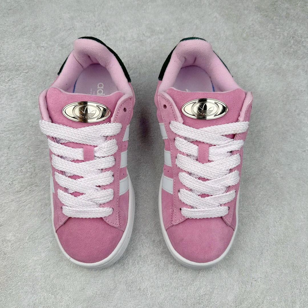 图片[2]-＃K8纯原 AD Originals Campus 00s 学院系列面包风经典复古低帮百搭休闲运动板鞋 HP6395 原鞋开发 正确版型 市面唯一全鞋采用原厂头层SD皮料 正确宽版鞋盒 清洁度完美 诠释最高工艺 这次 Originals 选择了以经典复古鞋型 Campus 为蓝本打造全新面包鞋 这款鞋型联名不断 冠希当年对它更是钟爱有加 论牌面丝毫不输贝壳头、Forum 等大热鞋型 这次 Campus 一改 80 年代的瘦长造型 鞋舌、鞋身、鞋底甚至细节都变大了 营造出千禧年前后流行的面包鞋宽大廓形 因此鞋名改为 Campus 00s 鞋身采用绒面皮料搭配白色常规皮革 质感上还是延续了经典 Campus 的设计 鞋舌填充更加饱满 让鞋款整体看起来更加圆润 搭配上这款浅蓝配色「蓝胖子」造型真的很可爱 鞋舌还加入了与以往 Campus 不同的全新三叶草 Logo 令造型更具千禧气息 鞋带也采用了加宽的设计 如果你不喜欢 这次还附送了传统鞋带可以替换 鞋底采用了米黄做旧设计 凸显鞋款的复古年代感 除了清新可人的浅蓝配色 还有一款酷灰配色 造型更加硬朗复古 而且相比浅蓝配色更加耐脏 尺码：36 36⅔ 37⅓ 38 38⅔ 39⅓ 40 40⅔ 41⅓ 42 42⅔ 43⅓ 44 44 ⅓ 45-选品中心