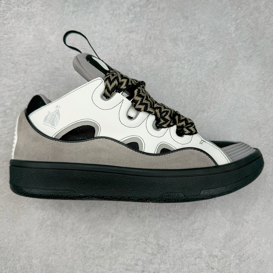 LANVIN CURB 人气单品 顶级版本LANVIN浪凡三代 最新走秀款CURB系列休闲运动鞋，官网一出热度火爆整个全球，各大网红也疯狂上脚 原版1：1开模重工艺制作，面料采用进口牛磨砂➕环保牛反绒➕金钢网织物 内里柔软透气太空棉面料 原版开模双色TPU大底 尺码：35 36 37 38 39 40 41 42 43 44 45-选品中心
