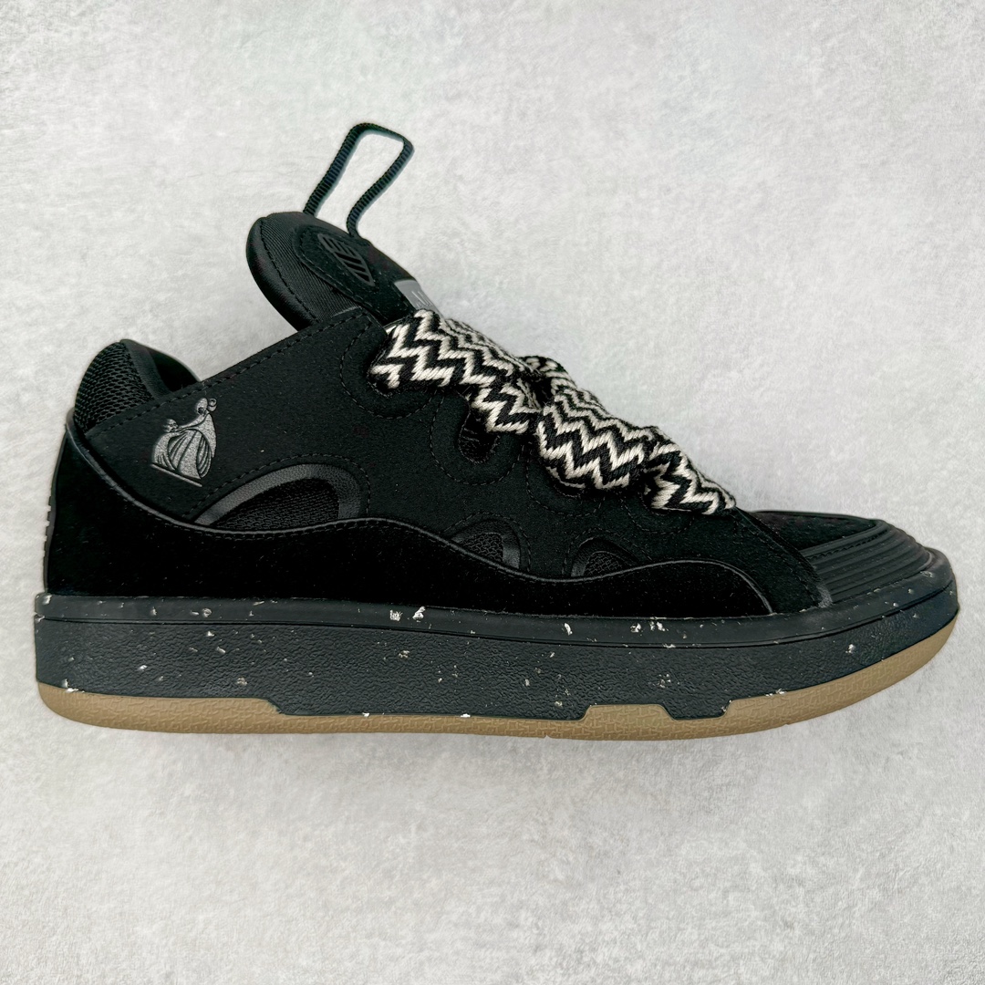 LANVIN CURB 人气单品 顶级版本LANVIN浪凡三代 最新走秀款CURB系列休闲运动鞋，官网一出热度火爆整个全球，各大网红也疯狂上脚 原版1：1开模重工艺制作，面料采用进口牛磨砂➕环保牛反绒➕金钢网织物 内里柔软透气太空棉面料 原版开模双色TPU大底 尺码：35 36 37 38 39 40 41 42 43 44 45-选品中心