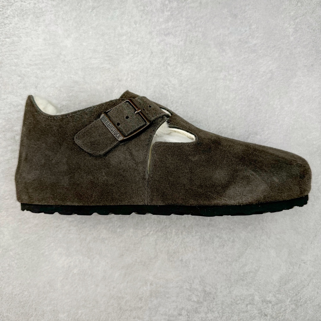 Birkenstock London 系列勃肯皮革绒面双扣时尚休闲平底鞋加毛 牛皮绒面革质地柔软 搭配可调节鞋扣提升穿着舒适度 人体工学设计分散脚部压力 保护脚踝 软木乳胶鞋床具有一定的收缩性 长时间穿着后能贴合脚型 EVA鞋底回弹性和抗张性力高 具有良好的防震、缓冲性 四季皆宜 柔软的鞋床采用额外的泡沫缓冲层 提供额外的舒适感和全天支撑 全网独家首发 源于德国的严谨工艺 牛巴戎面 中层松木 EVA 三层组合大底 优质牛皮面料五金扣 出口订单 尺码：35-45-选品中心