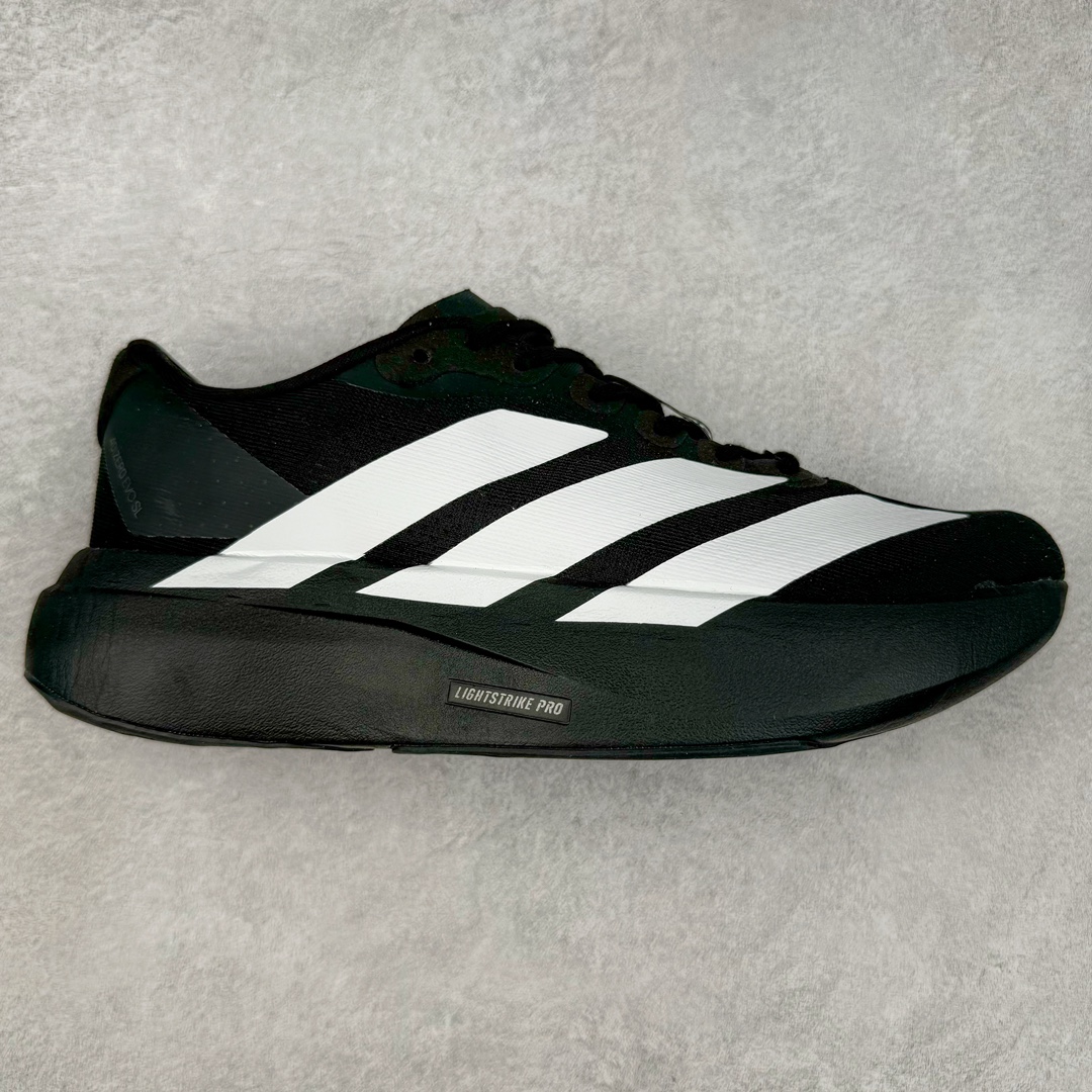 AD Adizero Eva SL M 零度进化版系列低帮轻便透气竞速休闲运动慢跑鞋 JP7149 相信大家对去年 adidas 横空出世的「顶级超跑」adiZero Adios Pro EVO 1 记忆犹新！不仅登顶阿迪史上最轻跑鞋宝座，更在接下来的全球马拉松赛事中，持续书写着惊人成绩，被网友戏称新一代「阿迪神鞋」全网刷屏！极简设计语言与强烈速度感和存在感的鞋侧三线，让人过目不忘，特别种草！其中定位于中长跑训练的 adidas Adizero Evo SL，整体外观造型与 adiZero Adios Pro EVO 1 非常相似。中底配置方面搭载全掌 Lightstrike Pro，鞋面采用透气网面示人，契合日常训练鞋的定位，更加耐用。外底给到了马牌橡胶，及类似上代竞速旗舰 adidas Adizero Adios Pro 3 区域分布。整体看下来无论是外观的鲜明辨识度，还是配置的扎实程度都很顶。尺码：36 36⅔ 37⅓ 38 38⅔ 39⅓ 40 40⅔ 41⅓ 42 42⅔ 43⅓ 44 45-选品中心
