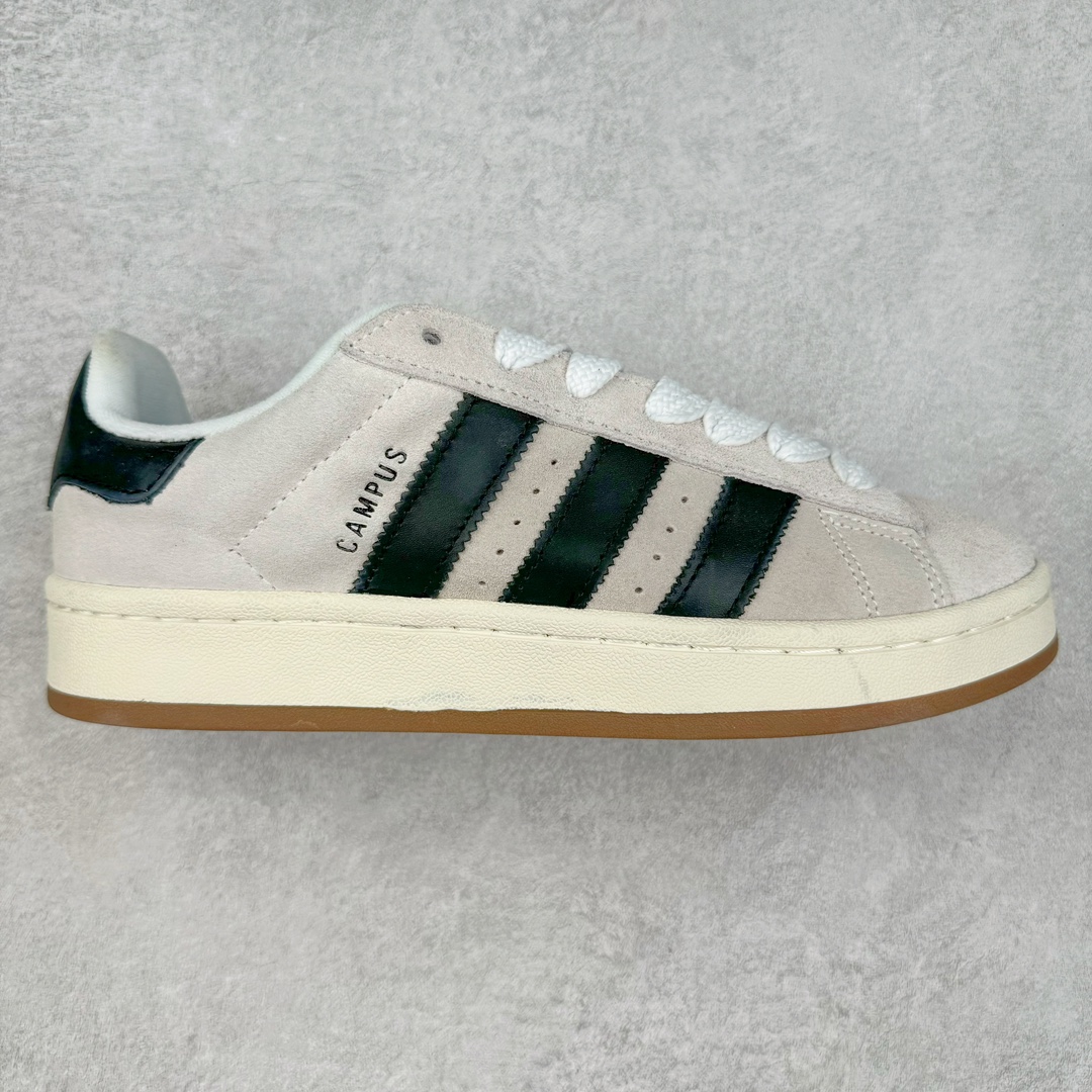 ＃K8纯原 AD Originals Campus 00s 学院系列面包风经典复古低帮百搭休闲运动板鞋 GY0042 原鞋开发 正确版型 市面唯一全鞋采用原厂头层SD皮料 正确宽版鞋盒 清洁度完美 诠释最高工艺 这次 Originals 选择了以经典复古鞋型 Campus 为蓝本打造全新面包鞋 这款鞋型联名不断 冠希当年对它更是钟爱有加 论牌面丝毫不输贝壳头、Forum 等大热鞋型 这次 Campus 一改 80 年代的瘦长造型 鞋舌、鞋身、鞋底甚至细节都变大了 营造出千禧年前后流行的面包鞋宽大廓形 因此鞋名改为 Campus 00s 鞋身采用绒面皮料搭配白色常规皮革 质感上还是延续了经典 Campus 的设计 鞋舌填充更加饱满 让鞋款整体看起来更加圆润 搭配上这款浅蓝配色「蓝胖子」造型真的很可爱 鞋舌还加入了与以往 Campus 不同的全新三叶草 Logo 令造型更具千禧气息 鞋带也采用了加宽的设计 如果你不喜欢 这次还附送了传统鞋带可以替换 鞋底采用了米黄做旧设计 凸显鞋款的复古年代感 除了清新可人的浅蓝配色 还有一款酷灰配色 造型更加硬朗复古 而且相比浅蓝配色更加耐脏 尺码：36 36⅔ 37⅓ 38 38⅔ 39⅓ 40 40⅔ 41⅓ 42 42⅔ 43⅓ 44 44 ⅓ 45-选品中心