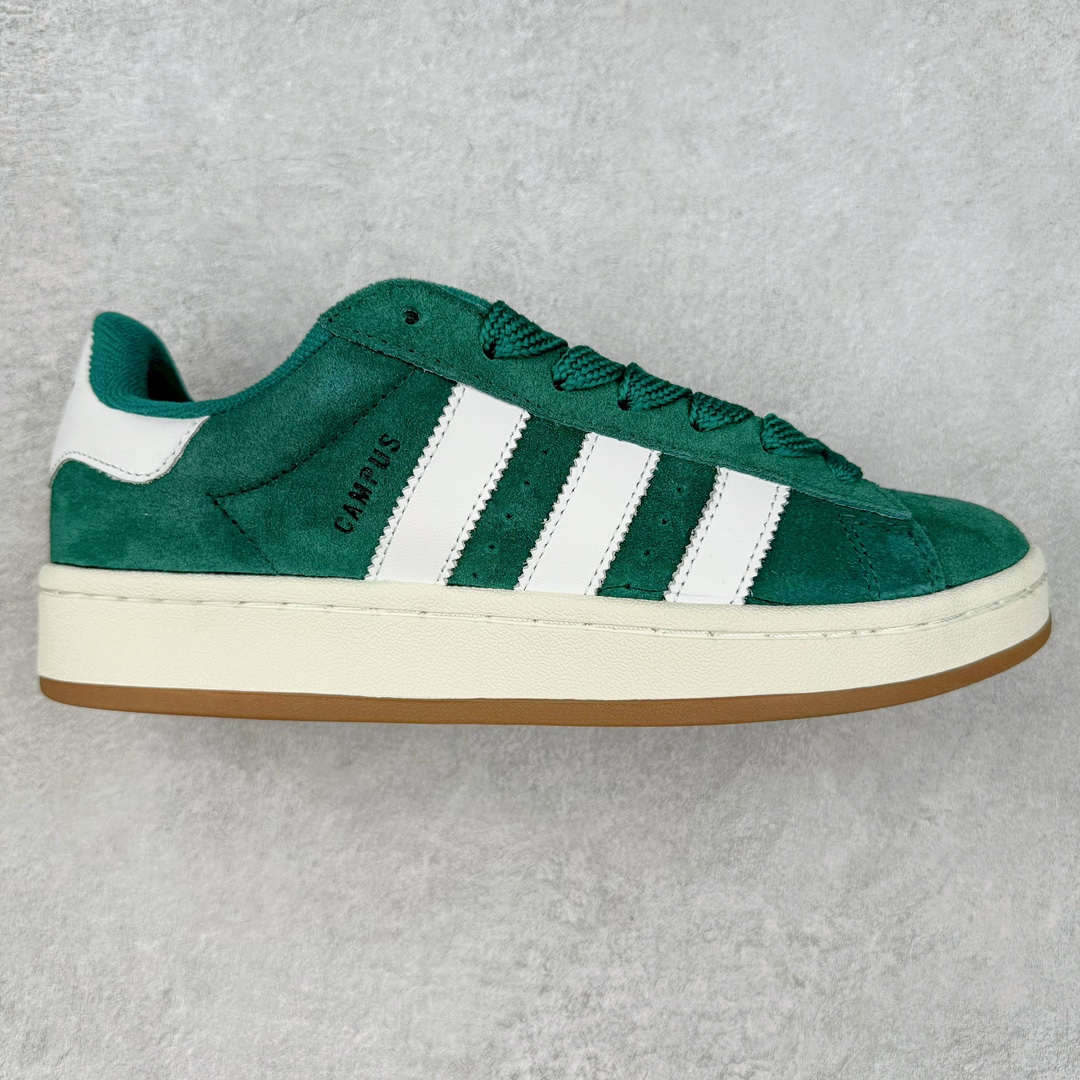 ＃K8纯原 AD Originals Campus 00s 学院系列面包风经典复古低帮百搭休闲运动板鞋 HR1467 原鞋开发 正确版型 市面唯一全鞋采用原厂头层SD皮料 正确宽版鞋盒 清洁度完美 诠释最高工艺 这次 Originals 选择了以经典复古鞋型 Campus 为蓝本打造全新面包鞋 这款鞋型联名不断 冠希当年对它更是钟爱有加 论牌面丝毫不输贝壳头、Forum 等大热鞋型 这次 Campus 一改 80 年代的瘦长造型 鞋舌、鞋身、鞋底甚至细节都变大了 营造出千禧年前后流行的面包鞋宽大廓形 因此鞋名改为 Campus 00s 鞋身采用绒面皮料搭配白色常规皮革 质感上还是延续了经典 Campus 的设计 鞋舌填充更加饱满 让鞋款整体看起来更加圆润 搭配上这款浅蓝配色「蓝胖子」造型真的很可爱 鞋舌还加入了与以往 Campus 不同的全新三叶草 Logo 令造型更具千禧气息 鞋带也采用了加宽的设计 如果你不喜欢 这次还附送了传统鞋带可以替换 鞋底采用了米黄做旧设计 凸显鞋款的复古年代感 除了清新可人的浅蓝配色 还有一款酷灰配色 造型更加硬朗复古 而且相比浅蓝配色更加耐脏 尺码：36 36⅔ 37⅓ 38 38⅔ 39⅓ 40 40⅔ 41⅓ 42 42⅔ 43⅓ 44 44 ⅓ 45-选品中心