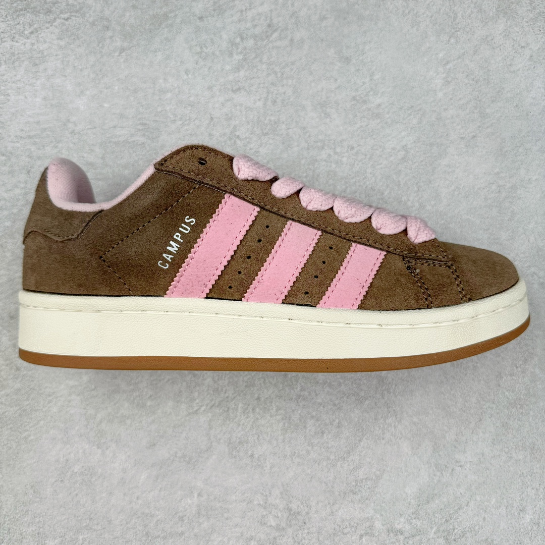 ＃K8纯原 AD Originals Campus 00s 学院系列面包风经典复古低帮百搭休闲运动板鞋 HQ4569 原鞋开发 正确版型 市面唯一全鞋采用原厂头层SD皮料 正确宽版鞋盒 清洁度完美 诠释最高工艺 这次 Originals 选择了以经典复古鞋型 Campus 为蓝本打造全新面包鞋 这款鞋型联名不断 冠希当年对它更是钟爱有加 论牌面丝毫不输贝壳头、Forum 等大热鞋型 这次 Campus 一改 80 年代的瘦长造型 鞋舌、鞋身、鞋底甚至细节都变大了 营造出千禧年前后流行的面包鞋宽大廓形 因此鞋名改为 Campus 00s 鞋身采用绒面皮料搭配白色常规皮革 质感上还是延续了经典 Campus 的设计 鞋舌填充更加饱满 让鞋款整体看起来更加圆润 搭配上这款浅蓝配色「蓝胖子」造型真的很可爱 鞋舌还加入了与以往 Campus 不同的全新三叶草 Logo 令造型更具千禧气息 鞋带也采用了加宽的设计 如果你不喜欢 这次还附送了传统鞋带可以替换 鞋底采用了米黄做旧设计 凸显鞋款的复古年代感 除了清新可人的浅蓝配色 还有一款酷灰配色 造型更加硬朗复古 而且相比浅蓝配色更加耐脏 尺码：36 36⅔ 37⅓ 38 38⅔ 39⅓ 40 40⅔ 41⅓ 42 42⅔ 43⅓ 44 44 ⅓ 45-选品中心