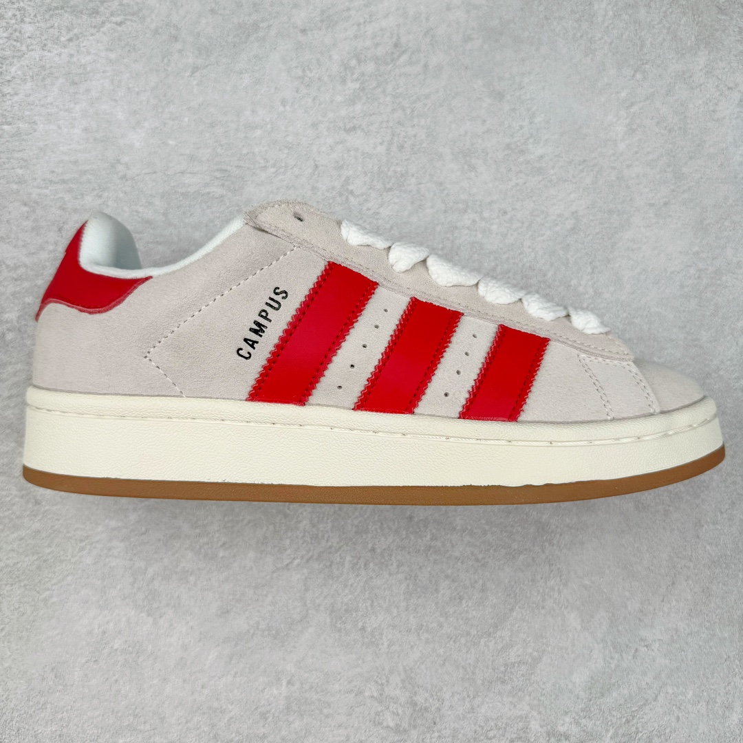 ＃K8纯原 AD Originals Campus 00s 学院系列面包风经典复古低帮百搭休闲运动板鞋 GY0037 原鞋开发 正确版型 市面唯一全鞋采用原厂头层SD皮料 正确宽版鞋盒 清洁度完美 诠释最高工艺 这次 Originals 选择了以经典复古鞋型 Campus 为蓝本打造全新面包鞋 这款鞋型联名不断 冠希当年对它更是钟爱有加 论牌面丝毫不输贝壳头、Forum 等大热鞋型 这次 Campus 一改 80 年代的瘦长造型 鞋舌、鞋身、鞋底甚至细节都变大了 营造出千禧年前后流行的面包鞋宽大廓形 因此鞋名改为 Campus 00s 鞋身采用绒面皮料搭配白色常规皮革 质感上还是延续了经典 Campus 的设计 鞋舌填充更加饱满 让鞋款整体看起来更加圆润 搭配上这款浅蓝配色「蓝胖子」造型真的很可爱 鞋舌还加入了与以往 Campus 不同的全新三叶草 Logo 令造型更具千禧气息 鞋带也采用了加宽的设计 如果你不喜欢 这次还附送了传统鞋带可以替换 鞋底采用了米黄做旧设计 凸显鞋款的复古年代感 除了清新可人的浅蓝配色 还有一款酷灰配色 造型更加硬朗复古 而且相比浅蓝配色更加耐脏 尺码：36 36⅔ 37⅓ 38 38⅔ 39⅓ 40 40⅔ 41⅓ 42 42⅔ 43⅓ 44 44 ⅓ 45-选品中心