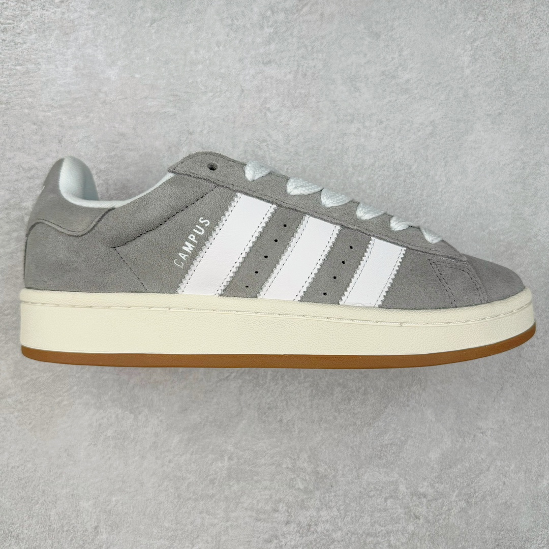＃K8纯原 AD Originals Campus 00s 学院系列面包风经典复古低帮百搭休闲运动板鞋 HQ8707 原鞋开发 正确版型 市面唯一全鞋采用原厂头层SD皮料 正确宽版鞋盒 清洁度完美 诠释最高工艺 这次 Originals 选择了以经典复古鞋型 Campus 为蓝本打造全新面包鞋 这款鞋型联名不断 冠希当年对它更是钟爱有加 论牌面丝毫不输贝壳头、Forum 等大热鞋型 这次 Campus 一改 80 年代的瘦长造型 鞋舌、鞋身、鞋底甚至细节都变大了 营造出千禧年前后流行的面包鞋宽大廓形 因此鞋名改为 Campus 00s 鞋身采用绒面皮料搭配白色常规皮革 质感上还是延续了经典 Campus 的设计 鞋舌填充更加饱满 让鞋款整体看起来更加圆润 搭配上这款浅蓝配色「蓝胖子」造型真的很可爱 鞋舌还加入了与以往 Campus 不同的全新三叶草 Logo 令造型更具千禧气息 鞋带也采用了加宽的设计 如果你不喜欢 这次还附送了传统鞋带可以替换 鞋底采用了米黄做旧设计 凸显鞋款的复古年代感 除了清新可人的浅蓝配色 还有一款酷灰配色 造型更加硬朗复古 而且相比浅蓝配色更加耐脏 尺码：36 36⅔ 37⅓ 38 38⅔ 39⅓ 40 40⅔ 41⅓ 42 42⅔ 43⅓ 44 44 ⅓ 45-选品中心
