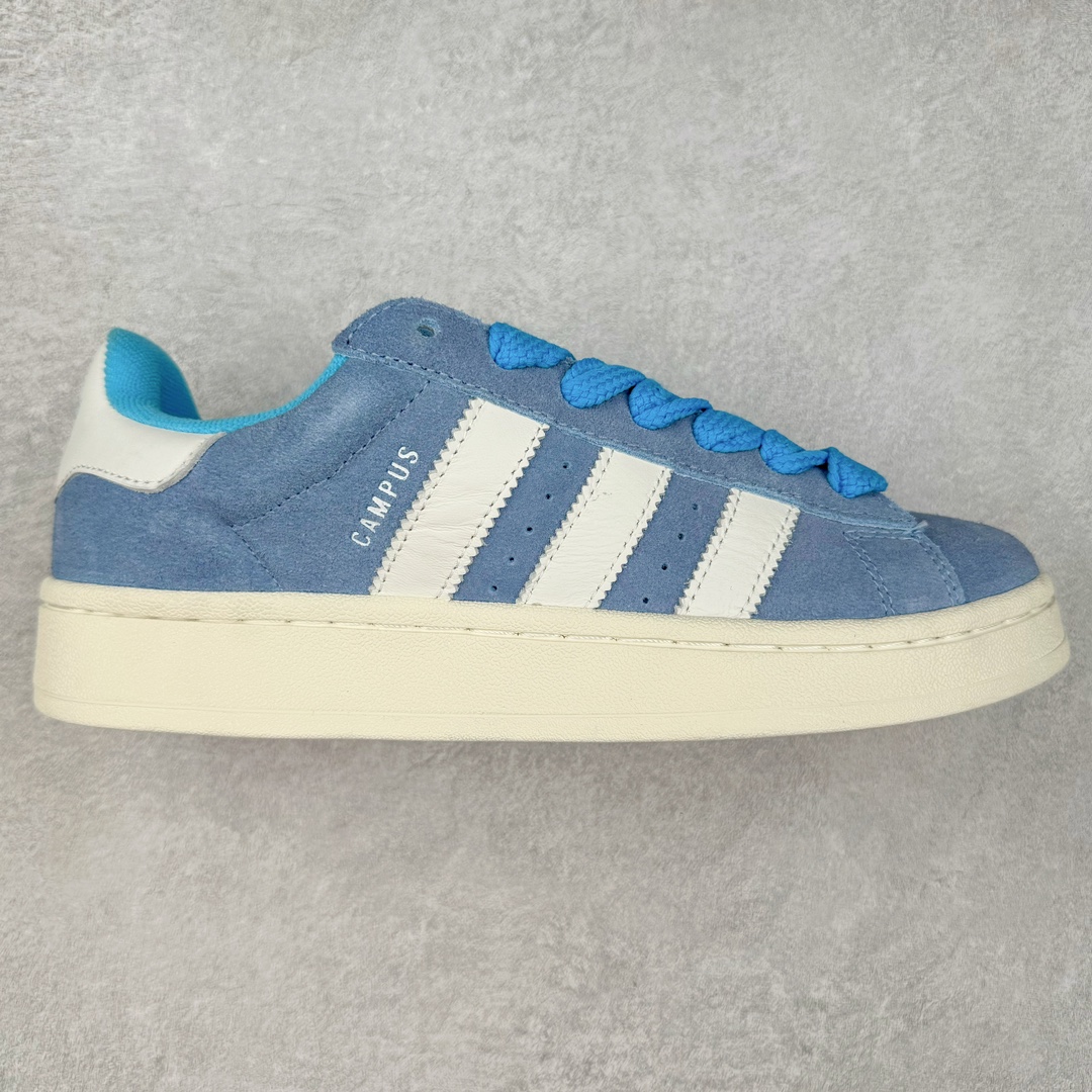 图片[8]-＃K8纯原 AD Originals Campus 00s 学院系列面包风经典复古低帮百搭休闲运动板鞋 原鞋开发 正确版型 市面唯一全鞋采用原厂头层SD皮料 正确宽版鞋盒 清洁度完美 诠释最高工艺 这次 Originals 选择了以经典复古鞋型 Campus 为蓝本打造全新面包鞋 这款鞋型联名不断 冠希当年对它更是钟爱有加 论牌面丝毫不输贝壳头、Forum 等大热鞋型 这次 Campus 一改 80 年代的瘦长造型 鞋舌、鞋身、鞋底甚至细节都变大了 营造出千禧年前后流行的面包鞋宽大廓形 因此鞋名改为 Campus 00s 鞋身采用绒面皮料搭配白色常规皮革 质感上还是延续了经典 Campus 的设计 鞋舌填充更加饱满 让鞋款整体看起来更加圆润 搭配上这款浅蓝配色「蓝胖子」造型真的很可爱 鞋舌还加入了与以往 Campus 不同的全新三叶草 Logo 令造型更具千禧气息 鞋带也采用了加宽的设计 如果你不喜欢 这次还附送了传统鞋带可以替换 鞋底采用了米黄做旧设计 凸显鞋款的复古年代感 除了清新可人的浅蓝配色 还有一款酷灰配色 造型更加硬朗复古 而且相比浅蓝配色更加耐脏 尺码：36 36⅔ 37⅓ 38 38⅔ 39⅓ 40 40⅔ 41⅓ 42 42⅔ 43⅓ 44 44 ⅓ 45-选品中心