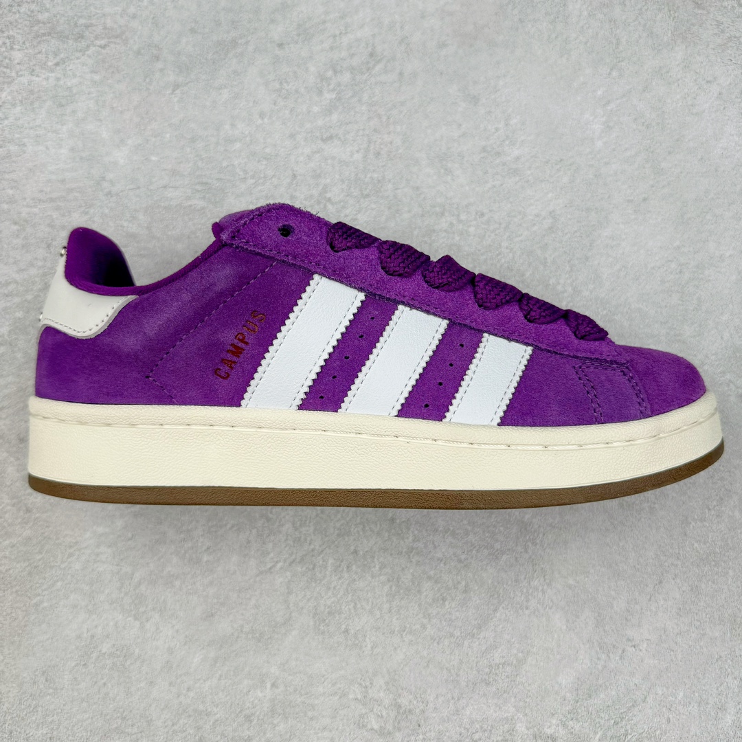 图片[4]-＃K8纯原 AD Originals Campus 00s 学院系列面包风经典复古低帮百搭休闲运动板鞋 原鞋开发 正确版型 市面唯一全鞋采用原厂头层SD皮料 正确宽版鞋盒 清洁度完美 诠释最高工艺 这次 Originals 选择了以经典复古鞋型 Campus 为蓝本打造全新面包鞋 这款鞋型联名不断 冠希当年对它更是钟爱有加 论牌面丝毫不输贝壳头、Forum 等大热鞋型 这次 Campus 一改 80 年代的瘦长造型 鞋舌、鞋身、鞋底甚至细节都变大了 营造出千禧年前后流行的面包鞋宽大廓形 因此鞋名改为 Campus 00s 鞋身采用绒面皮料搭配白色常规皮革 质感上还是延续了经典 Campus 的设计 鞋舌填充更加饱满 让鞋款整体看起来更加圆润 搭配上这款浅蓝配色「蓝胖子」造型真的很可爱 鞋舌还加入了与以往 Campus 不同的全新三叶草 Logo 令造型更具千禧气息 鞋带也采用了加宽的设计 如果你不喜欢 这次还附送了传统鞋带可以替换 鞋底采用了米黄做旧设计 凸显鞋款的复古年代感 除了清新可人的浅蓝配色 还有一款酷灰配色 造型更加硬朗复古 而且相比浅蓝配色更加耐脏 尺码：36 36⅔ 37⅓ 38 38⅔ 39⅓ 40 40⅔ 41⅓ 42 42⅔ 43⅓ 44 44 ⅓ 45-选品中心