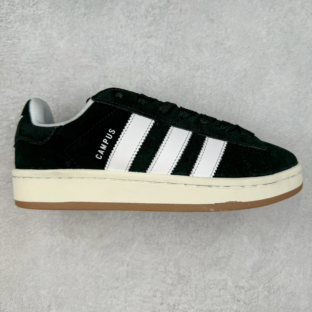 图片[9]-＃K8纯原 AD Originals Campus 00s 学院系列面包风经典复古低帮百搭休闲运动板鞋 原鞋开发 正确版型 市面唯一全鞋采用原厂头层SD皮料 正确宽版鞋盒 清洁度完美 诠释最高工艺 这次 Originals 选择了以经典复古鞋型 Campus 为蓝本打造全新面包鞋 这款鞋型联名不断 冠希当年对它更是钟爱有加 论牌面丝毫不输贝壳头、Forum 等大热鞋型 这次 Campus 一改 80 年代的瘦长造型 鞋舌、鞋身、鞋底甚至细节都变大了 营造出千禧年前后流行的面包鞋宽大廓形 因此鞋名改为 Campus 00s 鞋身采用绒面皮料搭配白色常规皮革 质感上还是延续了经典 Campus 的设计 鞋舌填充更加饱满 让鞋款整体看起来更加圆润 搭配上这款浅蓝配色「蓝胖子」造型真的很可爱 鞋舌还加入了与以往 Campus 不同的全新三叶草 Logo 令造型更具千禧气息 鞋带也采用了加宽的设计 如果你不喜欢 这次还附送了传统鞋带可以替换 鞋底采用了米黄做旧设计 凸显鞋款的复古年代感 除了清新可人的浅蓝配色 还有一款酷灰配色 造型更加硬朗复古 而且相比浅蓝配色更加耐脏 尺码：36 36⅔ 37⅓ 38 38⅔ 39⅓ 40 40⅔ 41⅓ 42 42⅔ 43⅓ 44 44 ⅓ 45-选品中心