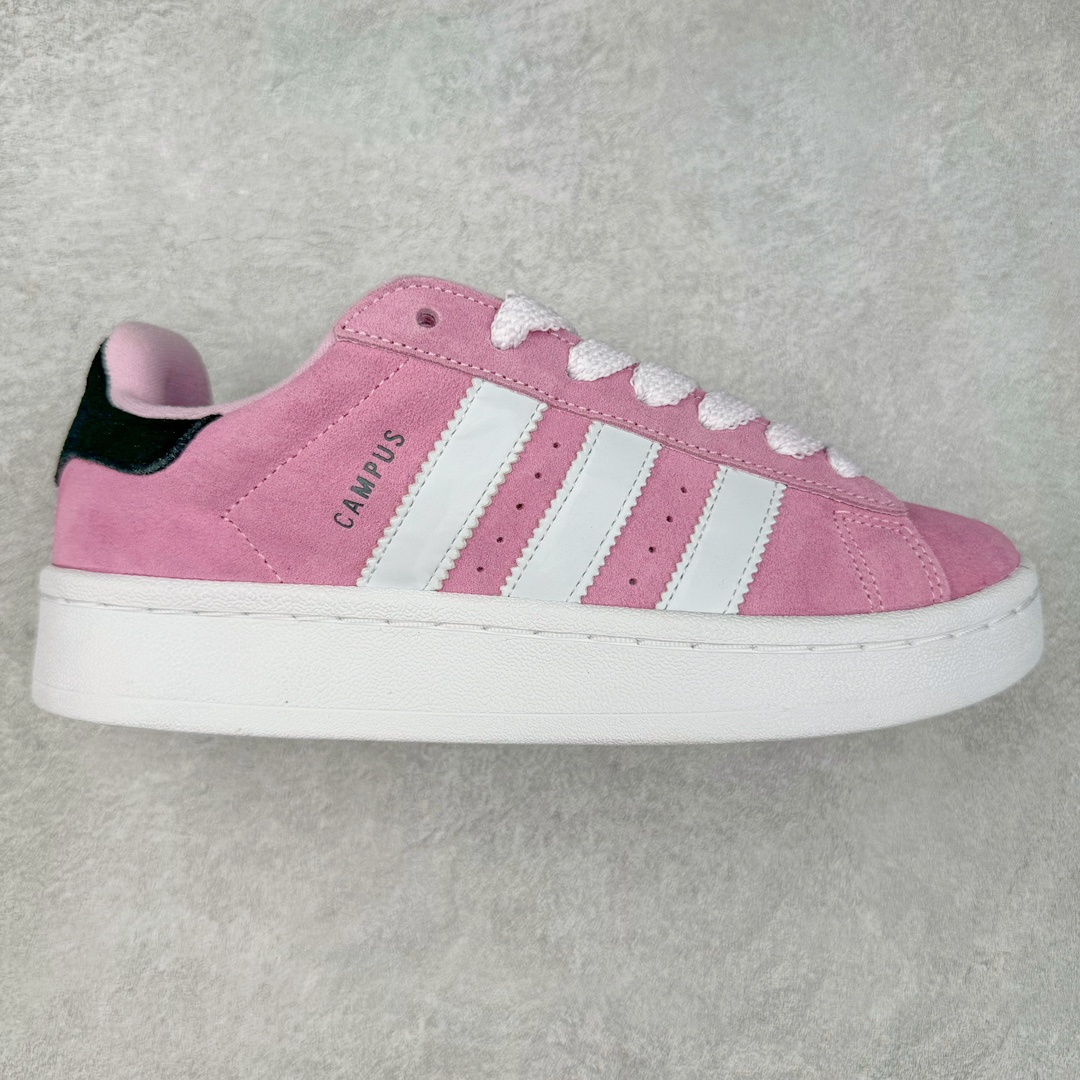 图片[2]-＃K8纯原 AD Originals Campus 00s 学院系列面包风经典复古低帮百搭休闲运动板鞋 原鞋开发 正确版型 市面唯一全鞋采用原厂头层SD皮料 正确宽版鞋盒 清洁度完美 诠释最高工艺 这次 Originals 选择了以经典复古鞋型 Campus 为蓝本打造全新面包鞋 这款鞋型联名不断 冠希当年对它更是钟爱有加 论牌面丝毫不输贝壳头、Forum 等大热鞋型 这次 Campus 一改 80 年代的瘦长造型 鞋舌、鞋身、鞋底甚至细节都变大了 营造出千禧年前后流行的面包鞋宽大廓形 因此鞋名改为 Campus 00s 鞋身采用绒面皮料搭配白色常规皮革 质感上还是延续了经典 Campus 的设计 鞋舌填充更加饱满 让鞋款整体看起来更加圆润 搭配上这款浅蓝配色「蓝胖子」造型真的很可爱 鞋舌还加入了与以往 Campus 不同的全新三叶草 Logo 令造型更具千禧气息 鞋带也采用了加宽的设计 如果你不喜欢 这次还附送了传统鞋带可以替换 鞋底采用了米黄做旧设计 凸显鞋款的复古年代感 除了清新可人的浅蓝配色 还有一款酷灰配色 造型更加硬朗复古 而且相比浅蓝配色更加耐脏 尺码：36 36⅔ 37⅓ 38 38⅔ 39⅓ 40 40⅔ 41⅓ 42 42⅔ 43⅓ 44 44 ⅓ 45-选品中心