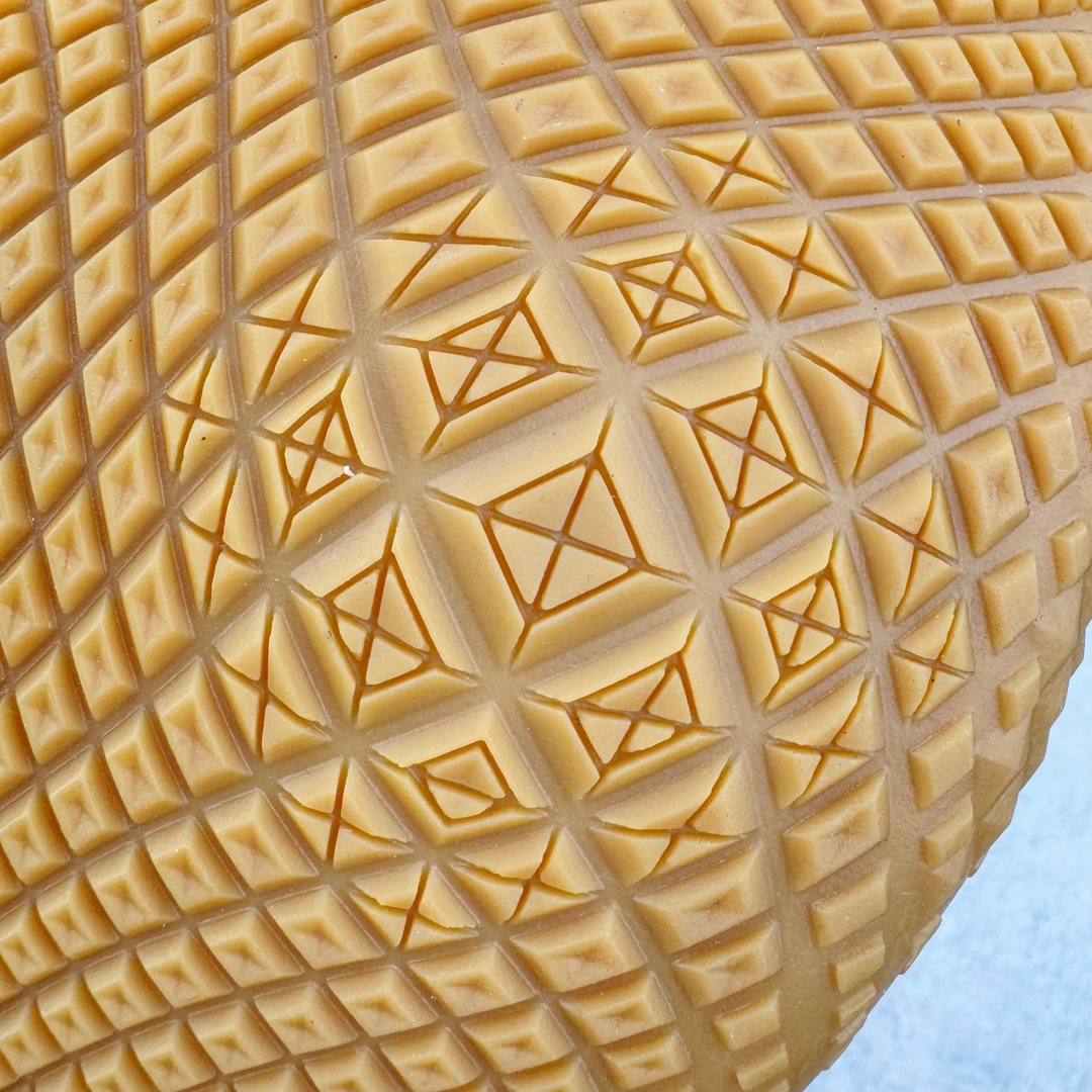 图片[10]-＃K版纯原Converse Chuck Taylor All Star Pro Bb Ox 实战篮球鞋 Converse全新Solstice系列再度迎来新作 此鞋型由Converse与NK传奇篮球产品设计师Eric Avar合作开发而成 All Star Pro BB代Converse设计的演变 并且融入了现代科Quadfit织法的鞋面提供稳定性与包覆NK React内核支撑多次切入与平稳起跳 All Star Pro BB同时也替Kelly Oubre Jr.等个性化球员设计独特配色 全新升级的BB Evo承袭前作嵌入式NIKE React鞋垫 带来轻盈灵活且贴合地面的舒适脚感 重叠模糊的经典星箭标致 营造犀利的速度感 曲面橡胶外底和菱型格状纹路 提供多方位抓地力 你可以在鞋身上发现一些全新的元素 鞋面材质注入更多填充支撑与包裹更加扎实50/50对分的鞋面配色 也更具视觉冲击力 尺码：36 37 37.5 38 38.5 39 40 40.5 41 42 42.5 43 44 44.5 45 46-选品中心