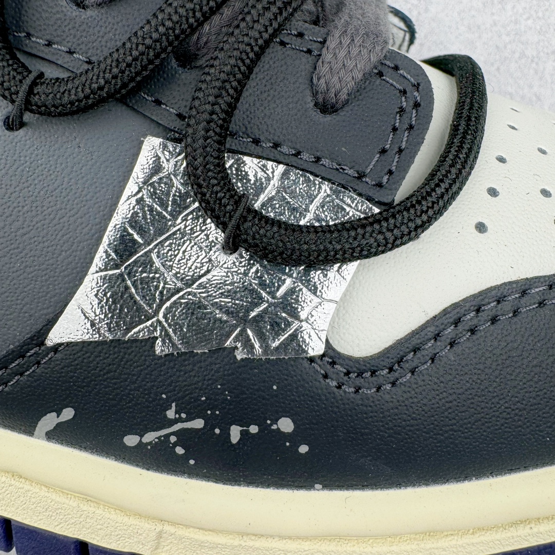 图片[11]-＃YC纯原 NK Dunk Low 暗黑灰 FV8106-181 定制系列天花板 无原鞋不开发 全系列得物原鞋一比一校对开发 配色持续更新中 终端对接 优势输出 全套原厂楦头原纸板数据档案倾力打造 原汁原味莞产 极致还原 圈内最强针车工艺 高端零售指定版 广东原厂配套原盒原标 鞋盒分三个尺码段 原厂冲刀 超高清洁度 全鞋零毛边皮料切割 采用原厂百宏鞋带以及原厂百宏织唛舌标 内标可供原厂几率过验 进口原装条纹中底布 四线拉帮白色点胶 原厂拉帮手法遵循公司 原厂电绣 极致还原 尺码：40 40.5 41 42 42.5 43 44 44.5 45 46-选品中心