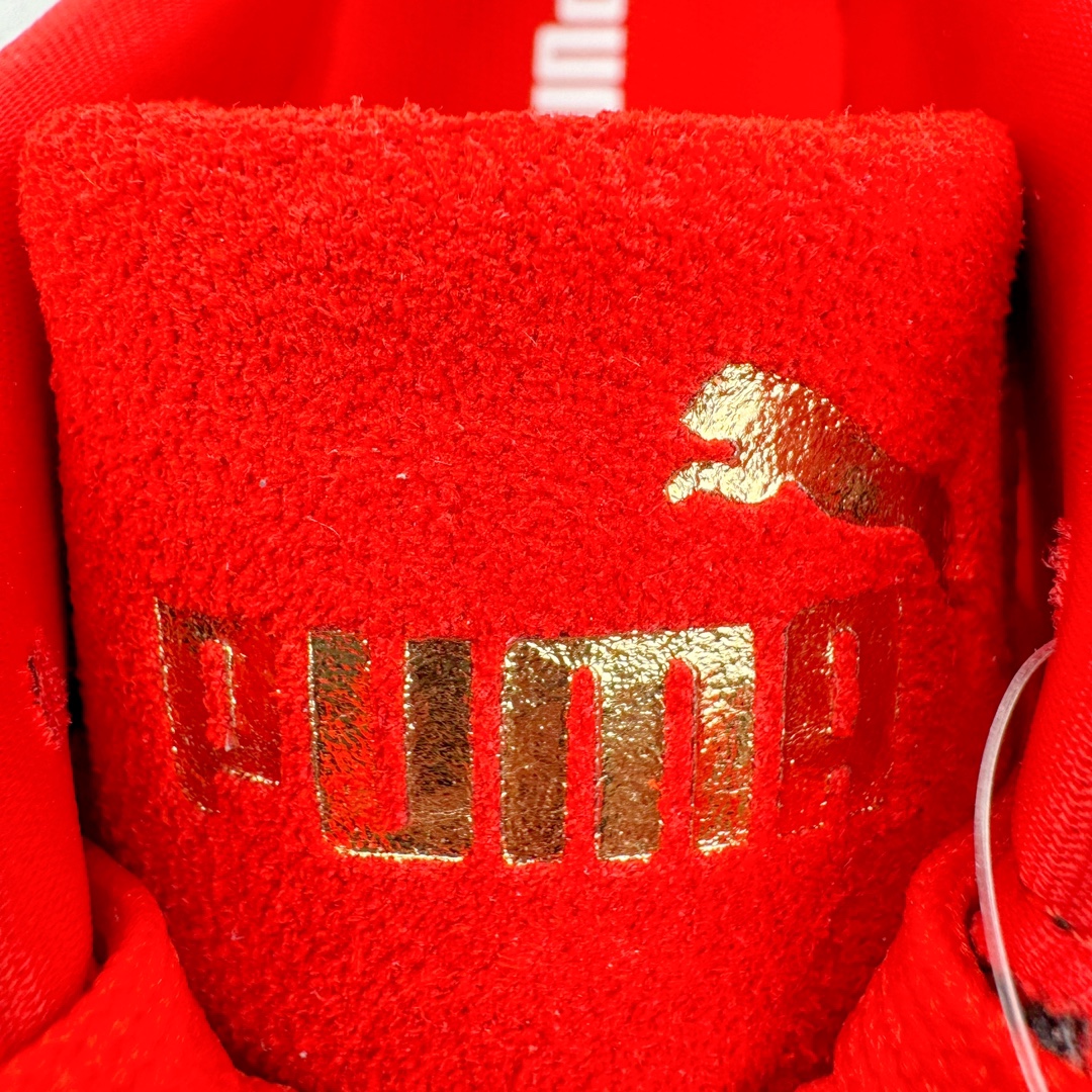 图片[13]-＃HP纯原 Open YY x Puma Speedca OG\\\”Black/White\\\”彪马极速赛车系列低帮德训风拼接复古百搭休闲运动赛车鞋 OPEN YY x Puma Speedcat，成为韩国 2024 年至今最热鞋款，引发本地玩家排队疯抢，而缔造者之一 OPEN YY 早已席卷韩国时尚圈，并正试图用 Puma 联名等方式，将「首尔辣妹美学」带向全球。本次与「首尔辣妹衣柜」 OPEN YY 联名，发售之外还在乐天世界购物中心举办 POP UP，时尚博主纷纷到场打卡，让 Puma 的「IT Shoes」进一步拓展韩国市场，本次共发售 3 款配色，粉金、沙银更受女玩家喜爱，用以搭配裙装、运动裤，黑银则低调前卫，且男码几乎无溢价；而让不少玩家「提前种草」的，则是 OPEN YY 示范的「彩色丝袜 blokette 混搭」，配合干燥迷幻的亚文化氛围，成为不少女生的「新搭配指南」， POP UP 现场和近两天的社媒上脚图中，不少玩家继续用本次联名 Speedcat 玩转 blokette，并强调 Speedcat 与其他平底运动鞋相比，更加前卫、性感；Speedcat 外，OPEN YY 还将 Puma 的 Tracksuit、复古运动外套等单品，融入自身的「首尔辣妹美学」， 千禧银、赛车印花设计，颇为符合当下首尔街头日常着装的审美，也同样在发售时受到追捧。尺码：35.5 36 37 37.5 38 38.5 39 40 40.5 41 42 42.5 43 44 45-选品中心