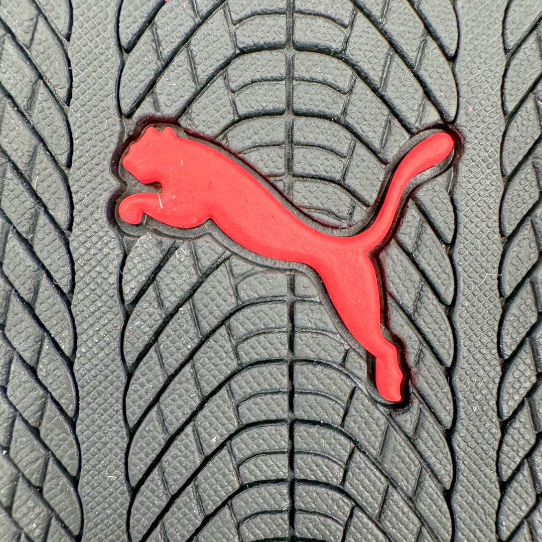 图片[20]-＃HP纯原 Open YY x Puma Speedca OG\\\”Black/White\\\”彪马极速赛车系列低帮德训风拼接复古百搭休闲运动赛车鞋 OPEN YY x Puma Speedcat，成为韩国 2024 年至今最热鞋款，引发本地玩家排队疯抢，而缔造者之一 OPEN YY 早已席卷韩国时尚圈，并正试图用 Puma 联名等方式，将「首尔辣妹美学」带向全球。本次与「首尔辣妹衣柜」 OPEN YY 联名，发售之外还在乐天世界购物中心举办 POP UP，时尚博主纷纷到场打卡，让 Puma 的「IT Shoes」进一步拓展韩国市场，本次共发售 3 款配色，粉金、沙银更受女玩家喜爱，用以搭配裙装、运动裤，黑银则低调前卫，且男码几乎无溢价；而让不少玩家「提前种草」的，则是 OPEN YY 示范的「彩色丝袜 blokette 混搭」，配合干燥迷幻的亚文化氛围，成为不少女生的「新搭配指南」， POP UP 现场和近两天的社媒上脚图中，不少玩家继续用本次联名 Speedcat 玩转 blokette，并强调 Speedcat 与其他平底运动鞋相比，更加前卫、性感；Speedcat 外，OPEN YY 还将 Puma 的 Tracksuit、复古运动外套等单品，融入自身的「首尔辣妹美学」， 千禧银、赛车印花设计，颇为符合当下首尔街头日常着装的审美，也同样在发售时受到追捧。尺码：35.5 36 37 37.5 38 38.5 39 40 40.5 41 42 42.5 43 44 45-选品中心