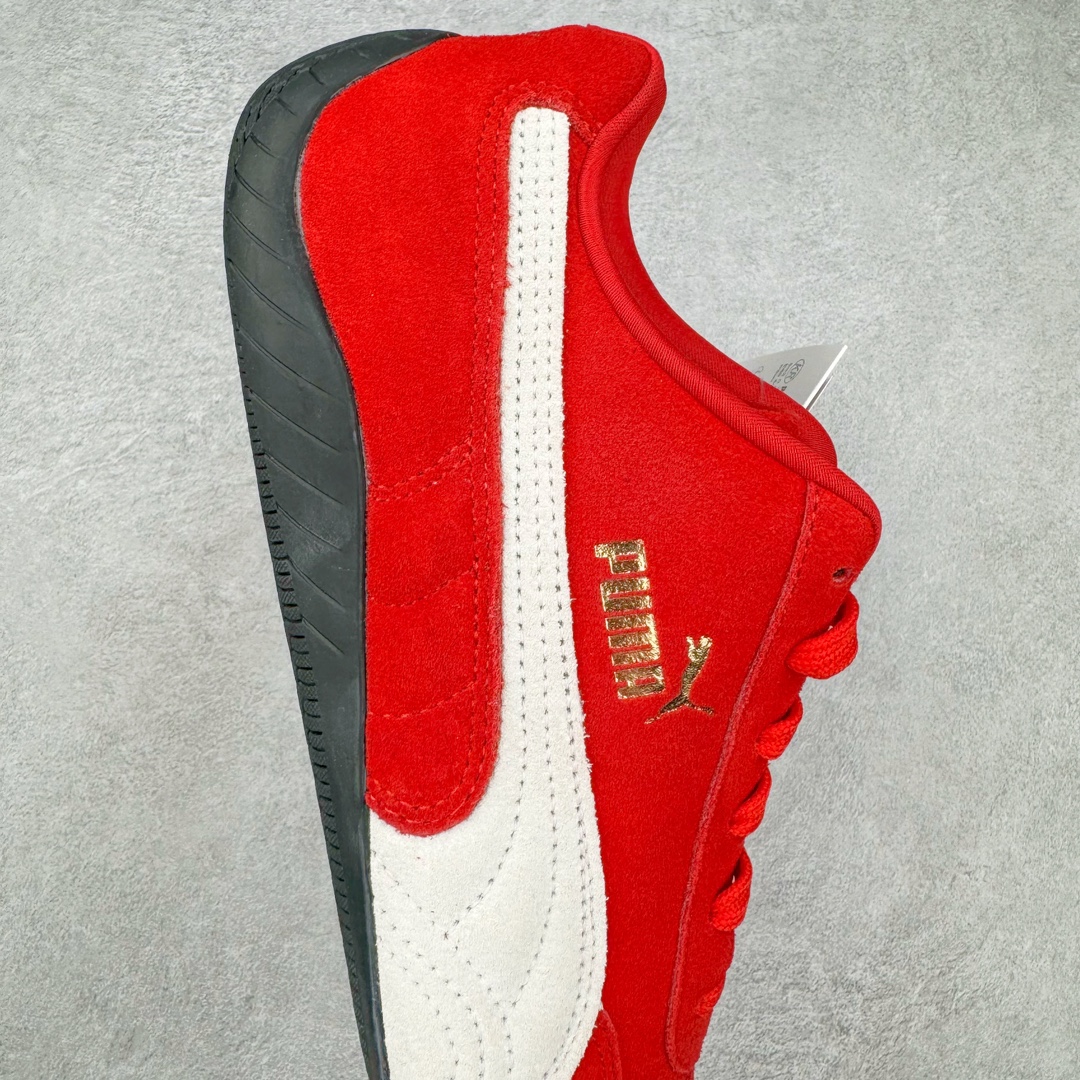 图片[6]-＃HP纯原 Open YY x Puma Speedca OG\\\”Black/White\\\”彪马极速赛车系列低帮德训风拼接复古百搭休闲运动赛车鞋 OPEN YY x Puma Speedcat，成为韩国 2024 年至今最热鞋款，引发本地玩家排队疯抢，而缔造者之一 OPEN YY 早已席卷韩国时尚圈，并正试图用 Puma 联名等方式，将「首尔辣妹美学」带向全球。本次与「首尔辣妹衣柜」 OPEN YY 联名，发售之外还在乐天世界购物中心举办 POP UP，时尚博主纷纷到场打卡，让 Puma 的「IT Shoes」进一步拓展韩国市场，本次共发售 3 款配色，粉金、沙银更受女玩家喜爱，用以搭配裙装、运动裤，黑银则低调前卫，且男码几乎无溢价；而让不少玩家「提前种草」的，则是 OPEN YY 示范的「彩色丝袜 blokette 混搭」，配合干燥迷幻的亚文化氛围，成为不少女生的「新搭配指南」， POP UP 现场和近两天的社媒上脚图中，不少玩家继续用本次联名 Speedcat 玩转 blokette，并强调 Speedcat 与其他平底运动鞋相比，更加前卫、性感；Speedcat 外，OPEN YY 还将 Puma 的 Tracksuit、复古运动外套等单品，融入自身的「首尔辣妹美学」， 千禧银、赛车印花设计，颇为符合当下首尔街头日常着装的审美，也同样在发售时受到追捧。尺码：35.5 36 37 37.5 38 38.5 39 40 40.5 41 42 42.5 43 44 45-选品中心