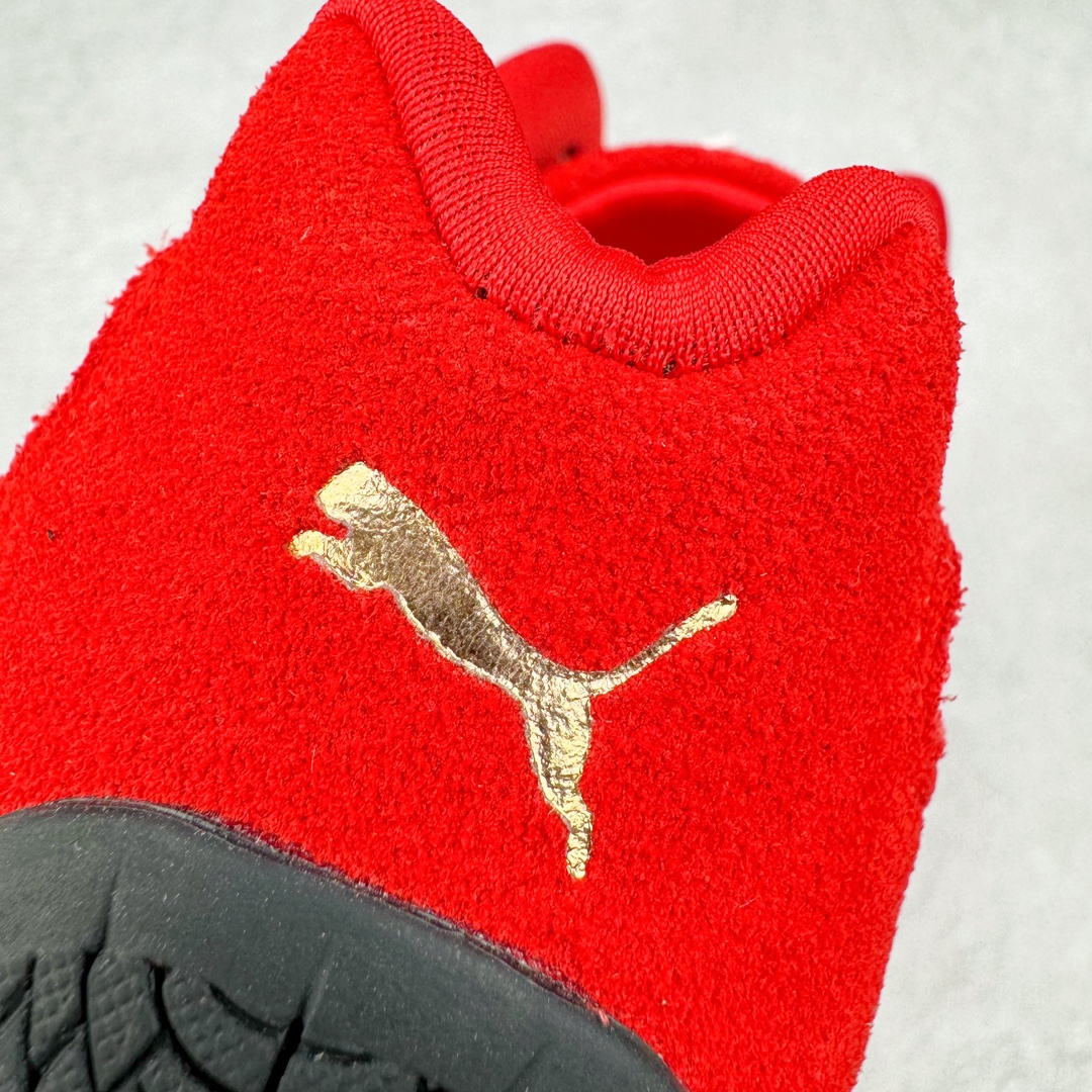 图片[17]-＃HP纯原 Open YY x Puma Speedca OG\\\”Black/White\\\”彪马极速赛车系列低帮德训风拼接复古百搭休闲运动赛车鞋 OPEN YY x Puma Speedcat，成为韩国 2024 年至今最热鞋款，引发本地玩家排队疯抢，而缔造者之一 OPEN YY 早已席卷韩国时尚圈，并正试图用 Puma 联名等方式，将「首尔辣妹美学」带向全球。本次与「首尔辣妹衣柜」 OPEN YY 联名，发售之外还在乐天世界购物中心举办 POP UP，时尚博主纷纷到场打卡，让 Puma 的「IT Shoes」进一步拓展韩国市场，本次共发售 3 款配色，粉金、沙银更受女玩家喜爱，用以搭配裙装、运动裤，黑银则低调前卫，且男码几乎无溢价；而让不少玩家「提前种草」的，则是 OPEN YY 示范的「彩色丝袜 blokette 混搭」，配合干燥迷幻的亚文化氛围，成为不少女生的「新搭配指南」， POP UP 现场和近两天的社媒上脚图中，不少玩家继续用本次联名 Speedcat 玩转 blokette，并强调 Speedcat 与其他平底运动鞋相比，更加前卫、性感；Speedcat 外，OPEN YY 还将 Puma 的 Tracksuit、复古运动外套等单品，融入自身的「首尔辣妹美学」， 千禧银、赛车印花设计，颇为符合当下首尔街头日常着装的审美，也同样在发售时受到追捧。尺码：35.5 36 37 37.5 38 38.5 39 40 40.5 41 42 42.5 43 44 45-选品中心