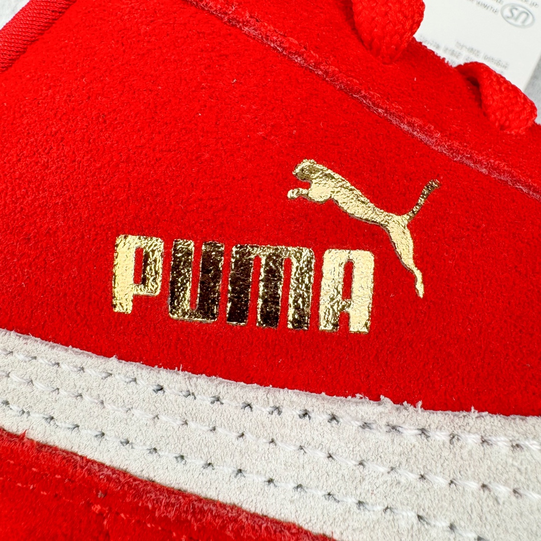 图片[18]-＃HP纯原 Open YY x Puma Speedca OG\\\”Black/White\\\”彪马极速赛车系列低帮德训风拼接复古百搭休闲运动赛车鞋 OPEN YY x Puma Speedcat，成为韩国 2024 年至今最热鞋款，引发本地玩家排队疯抢，而缔造者之一 OPEN YY 早已席卷韩国时尚圈，并正试图用 Puma 联名等方式，将「首尔辣妹美学」带向全球。本次与「首尔辣妹衣柜」 OPEN YY 联名，发售之外还在乐天世界购物中心举办 POP UP，时尚博主纷纷到场打卡，让 Puma 的「IT Shoes」进一步拓展韩国市场，本次共发售 3 款配色，粉金、沙银更受女玩家喜爱，用以搭配裙装、运动裤，黑银则低调前卫，且男码几乎无溢价；而让不少玩家「提前种草」的，则是 OPEN YY 示范的「彩色丝袜 blokette 混搭」，配合干燥迷幻的亚文化氛围，成为不少女生的「新搭配指南」， POP UP 现场和近两天的社媒上脚图中，不少玩家继续用本次联名 Speedcat 玩转 blokette，并强调 Speedcat 与其他平底运动鞋相比，更加前卫、性感；Speedcat 外，OPEN YY 还将 Puma 的 Tracksuit、复古运动外套等单品，融入自身的「首尔辣妹美学」， 千禧银、赛车印花设计，颇为符合当下首尔街头日常着装的审美，也同样在发售时受到追捧。尺码：35.5 36 37 37.5 38 38.5 39 40 40.5 41 42 42.5 43 44 45-选品中心