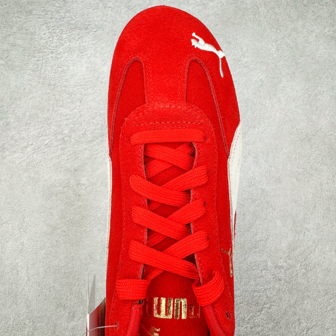 图片[4]-＃HP纯原 Open YY x Puma Speedca OG\\\”Black/White\\\”彪马极速赛车系列低帮德训风拼接复古百搭休闲运动赛车鞋 OPEN YY x Puma Speedcat，成为韩国 2024 年至今最热鞋款，引发本地玩家排队疯抢，而缔造者之一 OPEN YY 早已席卷韩国时尚圈，并正试图用 Puma 联名等方式，将「首尔辣妹美学」带向全球。本次与「首尔辣妹衣柜」 OPEN YY 联名，发售之外还在乐天世界购物中心举办 POP UP，时尚博主纷纷到场打卡，让 Puma 的「IT Shoes」进一步拓展韩国市场，本次共发售 3 款配色，粉金、沙银更受女玩家喜爱，用以搭配裙装、运动裤，黑银则低调前卫，且男码几乎无溢价；而让不少玩家「提前种草」的，则是 OPEN YY 示范的「彩色丝袜 blokette 混搭」，配合干燥迷幻的亚文化氛围，成为不少女生的「新搭配指南」， POP UP 现场和近两天的社媒上脚图中，不少玩家继续用本次联名 Speedcat 玩转 blokette，并强调 Speedcat 与其他平底运动鞋相比，更加前卫、性感；Speedcat 外，OPEN YY 还将 Puma 的 Tracksuit、复古运动外套等单品，融入自身的「首尔辣妹美学」， 千禧银、赛车印花设计，颇为符合当下首尔街头日常着装的审美，也同样在发售时受到追捧。尺码：35.5 36 37 37.5 38 38.5 39 40 40.5 41 42 42.5 43 44 45-选品中心