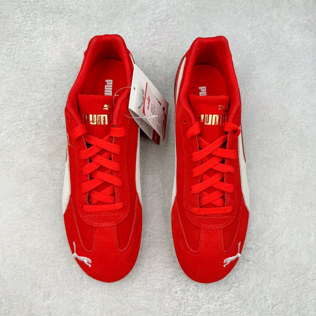 图片[2]-＃HP纯原 Open YY x Puma Speedca OG\\\”Black/White\\\”彪马极速赛车系列低帮德训风拼接复古百搭休闲运动赛车鞋 OPEN YY x Puma Speedcat，成为韩国 2024 年至今最热鞋款，引发本地玩家排队疯抢，而缔造者之一 OPEN YY 早已席卷韩国时尚圈，并正试图用 Puma 联名等方式，将「首尔辣妹美学」带向全球。本次与「首尔辣妹衣柜」 OPEN YY 联名，发售之外还在乐天世界购物中心举办 POP UP，时尚博主纷纷到场打卡，让 Puma 的「IT Shoes」进一步拓展韩国市场，本次共发售 3 款配色，粉金、沙银更受女玩家喜爱，用以搭配裙装、运动裤，黑银则低调前卫，且男码几乎无溢价；而让不少玩家「提前种草」的，则是 OPEN YY 示范的「彩色丝袜 blokette 混搭」，配合干燥迷幻的亚文化氛围，成为不少女生的「新搭配指南」， POP UP 现场和近两天的社媒上脚图中，不少玩家继续用本次联名 Speedcat 玩转 blokette，并强调 Speedcat 与其他平底运动鞋相比，更加前卫、性感；Speedcat 外，OPEN YY 还将 Puma 的 Tracksuit、复古运动外套等单品，融入自身的「首尔辣妹美学」， 千禧银、赛车印花设计，颇为符合当下首尔街头日常着装的审美，也同样在发售时受到追捧。尺码：35.5 36 37 37.5 38 38.5 39 40 40.5 41 42 42.5 43 44 45-选品中心