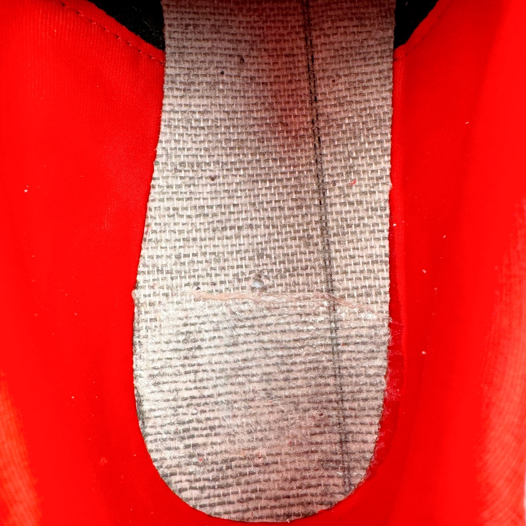 图片[10]-＃HP纯原 Open YY x Puma Speedca OG\\\”Black/White\\\”彪马极速赛车系列低帮德训风拼接复古百搭休闲运动赛车鞋 OPEN YY x Puma Speedcat，成为韩国 2024 年至今最热鞋款，引发本地玩家排队疯抢，而缔造者之一 OPEN YY 早已席卷韩国时尚圈，并正试图用 Puma 联名等方式，将「首尔辣妹美学」带向全球。本次与「首尔辣妹衣柜」 OPEN YY 联名，发售之外还在乐天世界购物中心举办 POP UP，时尚博主纷纷到场打卡，让 Puma 的「IT Shoes」进一步拓展韩国市场，本次共发售 3 款配色，粉金、沙银更受女玩家喜爱，用以搭配裙装、运动裤，黑银则低调前卫，且男码几乎无溢价；而让不少玩家「提前种草」的，则是 OPEN YY 示范的「彩色丝袜 blokette 混搭」，配合干燥迷幻的亚文化氛围，成为不少女生的「新搭配指南」， POP UP 现场和近两天的社媒上脚图中，不少玩家继续用本次联名 Speedcat 玩转 blokette，并强调 Speedcat 与其他平底运动鞋相比，更加前卫、性感；Speedcat 外，OPEN YY 还将 Puma 的 Tracksuit、复古运动外套等单品，融入自身的「首尔辣妹美学」， 千禧银、赛车印花设计，颇为符合当下首尔街头日常着装的审美，也同样在发售时受到追捧。尺码：35.5 36 37 37.5 38 38.5 39 40 40.5 41 42 42.5 43 44 45-选品中心