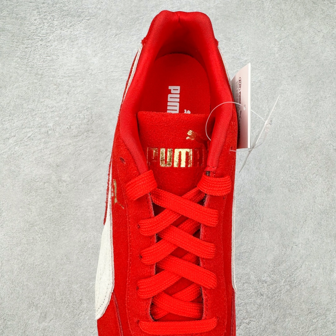 图片[5]-＃HP纯原 Open YY x Puma Speedca OG\\\”Black/White\\\”彪马极速赛车系列低帮德训风拼接复古百搭休闲运动赛车鞋 OPEN YY x Puma Speedcat，成为韩国 2024 年至今最热鞋款，引发本地玩家排队疯抢，而缔造者之一 OPEN YY 早已席卷韩国时尚圈，并正试图用 Puma 联名等方式，将「首尔辣妹美学」带向全球。本次与「首尔辣妹衣柜」 OPEN YY 联名，发售之外还在乐天世界购物中心举办 POP UP，时尚博主纷纷到场打卡，让 Puma 的「IT Shoes」进一步拓展韩国市场，本次共发售 3 款配色，粉金、沙银更受女玩家喜爱，用以搭配裙装、运动裤，黑银则低调前卫，且男码几乎无溢价；而让不少玩家「提前种草」的，则是 OPEN YY 示范的「彩色丝袜 blokette 混搭」，配合干燥迷幻的亚文化氛围，成为不少女生的「新搭配指南」， POP UP 现场和近两天的社媒上脚图中，不少玩家继续用本次联名 Speedcat 玩转 blokette，并强调 Speedcat 与其他平底运动鞋相比，更加前卫、性感；Speedcat 外，OPEN YY 还将 Puma 的 Tracksuit、复古运动外套等单品，融入自身的「首尔辣妹美学」， 千禧银、赛车印花设计，颇为符合当下首尔街头日常着装的审美，也同样在发售时受到追捧。尺码：35.5 36 37 37.5 38 38.5 39 40 40.5 41 42 42.5 43 44 45-选品中心