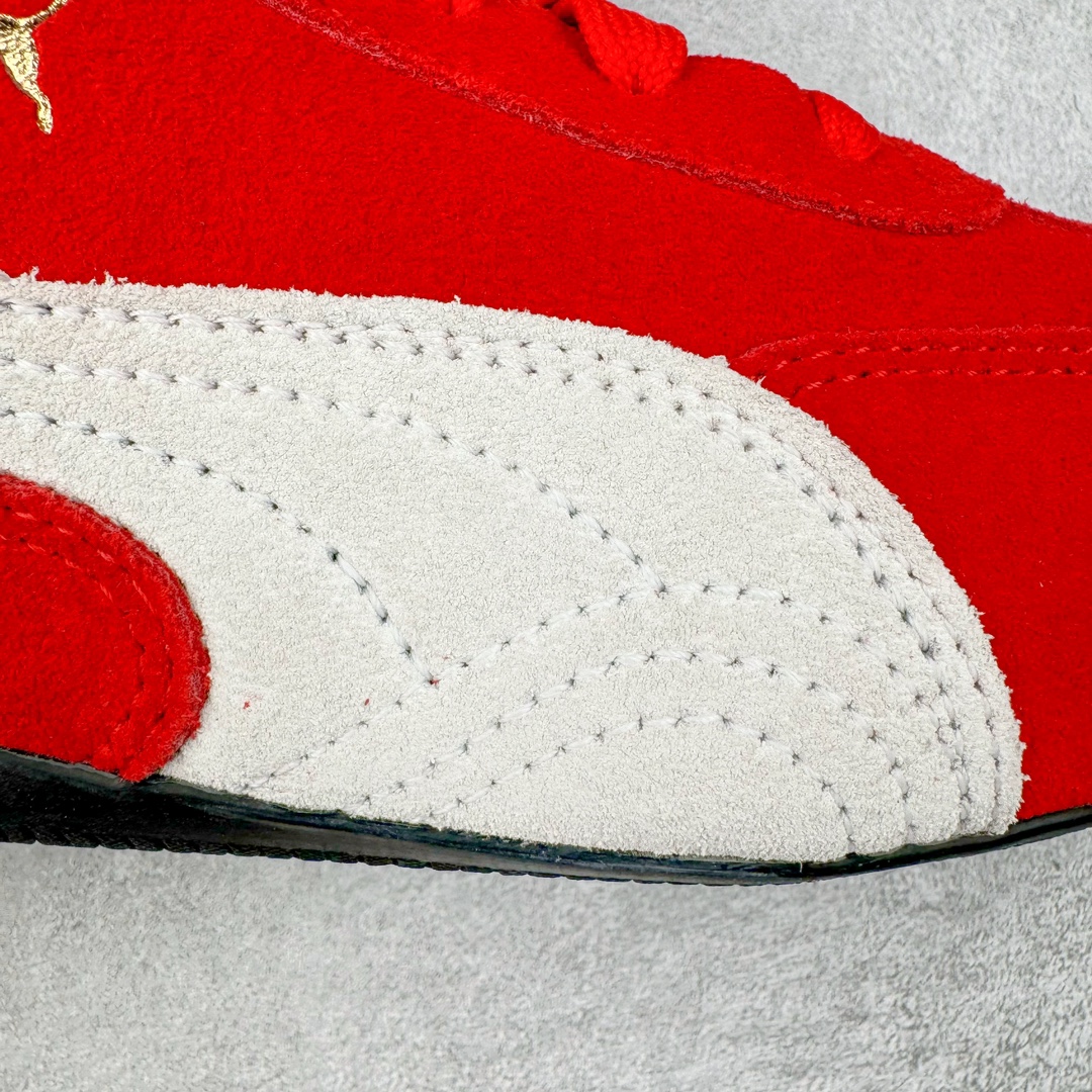 图片[19]-＃HP纯原 Open YY x Puma Speedca OG\\\”Black/White\\\”彪马极速赛车系列低帮德训风拼接复古百搭休闲运动赛车鞋 OPEN YY x Puma Speedcat，成为韩国 2024 年至今最热鞋款，引发本地玩家排队疯抢，而缔造者之一 OPEN YY 早已席卷韩国时尚圈，并正试图用 Puma 联名等方式，将「首尔辣妹美学」带向全球。本次与「首尔辣妹衣柜」 OPEN YY 联名，发售之外还在乐天世界购物中心举办 POP UP，时尚博主纷纷到场打卡，让 Puma 的「IT Shoes」进一步拓展韩国市场，本次共发售 3 款配色，粉金、沙银更受女玩家喜爱，用以搭配裙装、运动裤，黑银则低调前卫，且男码几乎无溢价；而让不少玩家「提前种草」的，则是 OPEN YY 示范的「彩色丝袜 blokette 混搭」，配合干燥迷幻的亚文化氛围，成为不少女生的「新搭配指南」， POP UP 现场和近两天的社媒上脚图中，不少玩家继续用本次联名 Speedcat 玩转 blokette，并强调 Speedcat 与其他平底运动鞋相比，更加前卫、性感；Speedcat 外，OPEN YY 还将 Puma 的 Tracksuit、复古运动外套等单品，融入自身的「首尔辣妹美学」， 千禧银、赛车印花设计，颇为符合当下首尔街头日常着装的审美，也同样在发售时受到追捧。尺码：35.5 36 37 37.5 38 38.5 39 40 40.5 41 42 42.5 43 44 45-选品中心