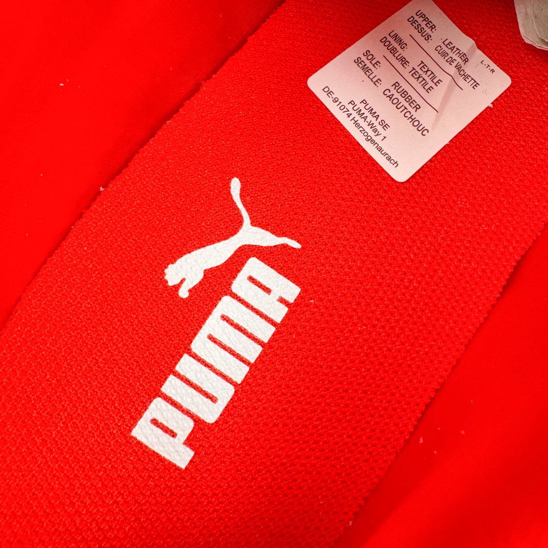 图片[12]-＃HP纯原 Open YY x Puma Speedca OG\\\”Black/White\\\”彪马极速赛车系列低帮德训风拼接复古百搭休闲运动赛车鞋 OPEN YY x Puma Speedcat，成为韩国 2024 年至今最热鞋款，引发本地玩家排队疯抢，而缔造者之一 OPEN YY 早已席卷韩国时尚圈，并正试图用 Puma 联名等方式，将「首尔辣妹美学」带向全球。本次与「首尔辣妹衣柜」 OPEN YY 联名，发售之外还在乐天世界购物中心举办 POP UP，时尚博主纷纷到场打卡，让 Puma 的「IT Shoes」进一步拓展韩国市场，本次共发售 3 款配色，粉金、沙银更受女玩家喜爱，用以搭配裙装、运动裤，黑银则低调前卫，且男码几乎无溢价；而让不少玩家「提前种草」的，则是 OPEN YY 示范的「彩色丝袜 blokette 混搭」，配合干燥迷幻的亚文化氛围，成为不少女生的「新搭配指南」， POP UP 现场和近两天的社媒上脚图中，不少玩家继续用本次联名 Speedcat 玩转 blokette，并强调 Speedcat 与其他平底运动鞋相比，更加前卫、性感；Speedcat 外，OPEN YY 还将 Puma 的 Tracksuit、复古运动外套等单品，融入自身的「首尔辣妹美学」， 千禧银、赛车印花设计，颇为符合当下首尔街头日常着装的审美，也同样在发售时受到追捧。尺码：35.5 36 37 37.5 38 38.5 39 40 40.5 41 42 42.5 43 44 45-选品中心