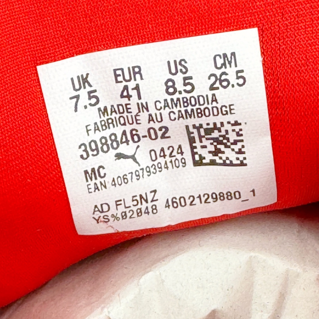 图片[11]-＃HP纯原 Open YY x Puma Speedca OG\\\”Black/White\\\”彪马极速赛车系列低帮德训风拼接复古百搭休闲运动赛车鞋 OPEN YY x Puma Speedcat，成为韩国 2024 年至今最热鞋款，引发本地玩家排队疯抢，而缔造者之一 OPEN YY 早已席卷韩国时尚圈，并正试图用 Puma 联名等方式，将「首尔辣妹美学」带向全球。本次与「首尔辣妹衣柜」 OPEN YY 联名，发售之外还在乐天世界购物中心举办 POP UP，时尚博主纷纷到场打卡，让 Puma 的「IT Shoes」进一步拓展韩国市场，本次共发售 3 款配色，粉金、沙银更受女玩家喜爱，用以搭配裙装、运动裤，黑银则低调前卫，且男码几乎无溢价；而让不少玩家「提前种草」的，则是 OPEN YY 示范的「彩色丝袜 blokette 混搭」，配合干燥迷幻的亚文化氛围，成为不少女生的「新搭配指南」， POP UP 现场和近两天的社媒上脚图中，不少玩家继续用本次联名 Speedcat 玩转 blokette，并强调 Speedcat 与其他平底运动鞋相比，更加前卫、性感；Speedcat 外，OPEN YY 还将 Puma 的 Tracksuit、复古运动外套等单品，融入自身的「首尔辣妹美学」， 千禧银、赛车印花设计，颇为符合当下首尔街头日常着装的审美，也同样在发售时受到追捧。尺码：35.5 36 37 37.5 38 38.5 39 40 40.5 41 42 42.5 43 44 45-选品中心