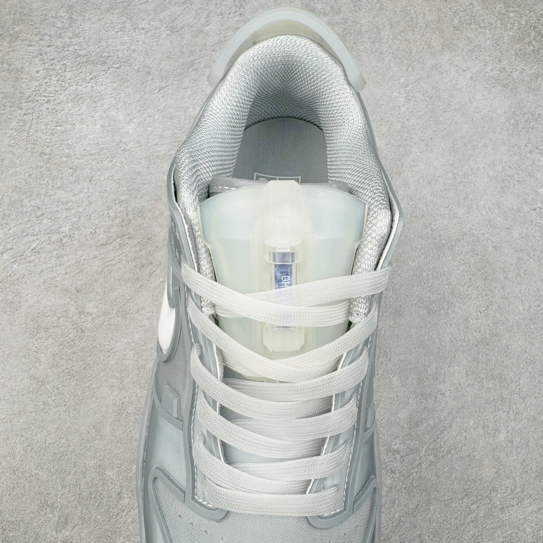 图片[5]-RTFKT Studios x NK Dunk Genesis Low 扣篮元宇宙系列经典低帮休闲运动滑板板鞋 HF0438-001 虚拟数字时尚单位 RTFKT Studios 在 2021 年被 Nike 收购后，人气可谓迅速攀升，现在堪称元宇宙领域的顶流。并且与包括村上隆在内的多个艺术家联名，推出了超多联名配色，就连 Nike 创始人菲尔·奈特都亲自尝试体验。近期，RTFKT Studios 与 Nike 再次推出了全新配色鞋款，并且将在潮流集会 ComplexCon 上独家登场。第一双以浅灰色为主调，依旧保留了 RTFKT 经典的科幻属性，虽然配色简单，但却依然吸睛。当然，按照官方拆解来看，鞋舌上的鞋带扣可以进行拆卸，使鞋款更为简约。值得一提的是，中底还搭载着 Air Zoom 气垫，提供优秀的脚感表现。另一双则以黑色、紫色组成，对比上一双而言会更加酷炫，同时也更具未来感。鞋面从细节图上看，貌似是使用了类似 PVC 质感的皮革面料，质感表现不必担心。尺码：40 40.5 41 42 42.5 43 44 44.5 45-选品中心