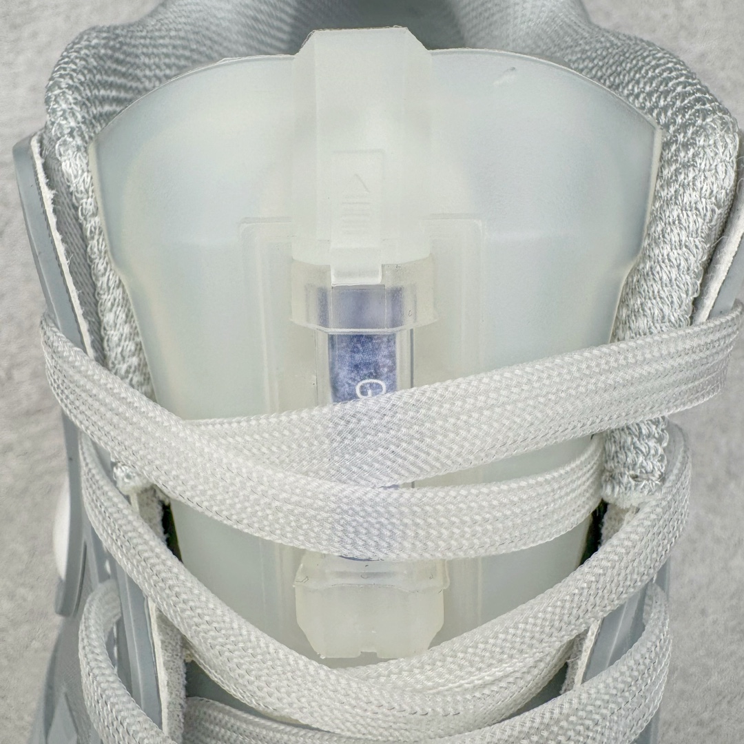 图片[12]-RTFKT Studios x NK Dunk Genesis Low 扣篮元宇宙系列经典低帮休闲运动滑板板鞋 HF0438-001 虚拟数字时尚单位 RTFKT Studios 在 2021 年被 Nike 收购后，人气可谓迅速攀升，现在堪称元宇宙领域的顶流。并且与包括村上隆在内的多个艺术家联名，推出了超多联名配色，就连 Nike 创始人菲尔·奈特都亲自尝试体验。近期，RTFKT Studios 与 Nike 再次推出了全新配色鞋款，并且将在潮流集会 ComplexCon 上独家登场。第一双以浅灰色为主调，依旧保留了 RTFKT 经典的科幻属性，虽然配色简单，但却依然吸睛。当然，按照官方拆解来看，鞋舌上的鞋带扣可以进行拆卸，使鞋款更为简约。值得一提的是，中底还搭载着 Air Zoom 气垫，提供优秀的脚感表现。另一双则以黑色、紫色组成，对比上一双而言会更加酷炫，同时也更具未来感。鞋面从细节图上看，貌似是使用了类似 PVC 质感的皮革面料，质感表现不必担心。尺码：40 40.5 41 42 42.5 43 44 44.5 45-选品中心