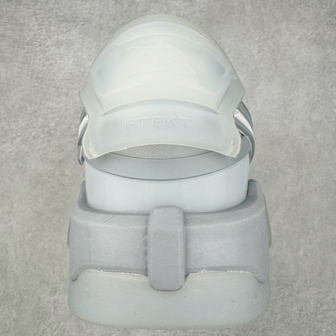 图片[8]-RTFKT Studios x NK Dunk Genesis Low 扣篮元宇宙系列经典低帮休闲运动滑板板鞋 HF0438-001 虚拟数字时尚单位 RTFKT Studios 在 2021 年被 Nike 收购后，人气可谓迅速攀升，现在堪称元宇宙领域的顶流。并且与包括村上隆在内的多个艺术家联名，推出了超多联名配色，就连 Nike 创始人菲尔·奈特都亲自尝试体验。近期，RTFKT Studios 与 Nike 再次推出了全新配色鞋款，并且将在潮流集会 ComplexCon 上独家登场。第一双以浅灰色为主调，依旧保留了 RTFKT 经典的科幻属性，虽然配色简单，但却依然吸睛。当然，按照官方拆解来看，鞋舌上的鞋带扣可以进行拆卸，使鞋款更为简约。值得一提的是，中底还搭载着 Air Zoom 气垫，提供优秀的脚感表现。另一双则以黑色、紫色组成，对比上一双而言会更加酷炫，同时也更具未来感。鞋面从细节图上看，貌似是使用了类似 PVC 质感的皮革面料，质感表现不必担心。尺码：40 40.5 41 42 42.5 43 44 44.5 45-选品中心