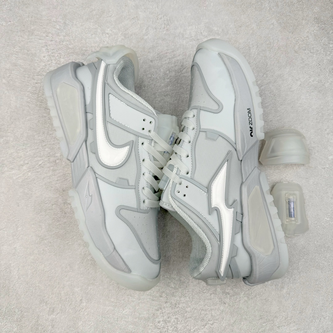 图片[3]-RTFKT Studios x NK Dunk Genesis Low 扣篮元宇宙系列经典低帮休闲运动滑板板鞋 HF0438-001 虚拟数字时尚单位 RTFKT Studios 在 2021 年被 Nike 收购后，人气可谓迅速攀升，现在堪称元宇宙领域的顶流。并且与包括村上隆在内的多个艺术家联名，推出了超多联名配色，就连 Nike 创始人菲尔·奈特都亲自尝试体验。近期，RTFKT Studios 与 Nike 再次推出了全新配色鞋款，并且将在潮流集会 ComplexCon 上独家登场。第一双以浅灰色为主调，依旧保留了 RTFKT 经典的科幻属性，虽然配色简单，但却依然吸睛。当然，按照官方拆解来看，鞋舌上的鞋带扣可以进行拆卸，使鞋款更为简约。值得一提的是，中底还搭载着 Air Zoom 气垫，提供优秀的脚感表现。另一双则以黑色、紫色组成，对比上一双而言会更加酷炫，同时也更具未来感。鞋面从细节图上看，貌似是使用了类似 PVC 质感的皮革面料，质感表现不必担心。尺码：40 40.5 41 42 42.5 43 44 44.5 45-选品中心