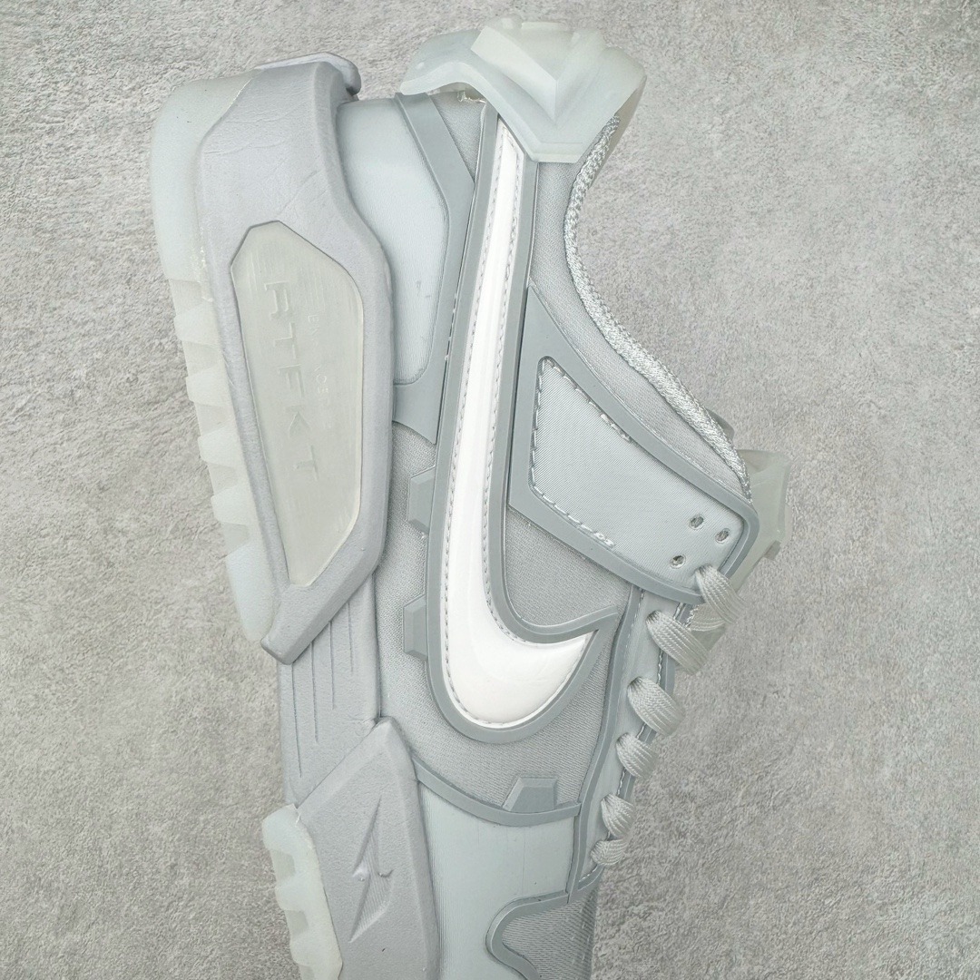 图片[6]-RTFKT Studios x NK Dunk Genesis Low 扣篮元宇宙系列经典低帮休闲运动滑板板鞋 HF0438-001 虚拟数字时尚单位 RTFKT Studios 在 2021 年被 Nike 收购后，人气可谓迅速攀升，现在堪称元宇宙领域的顶流。并且与包括村上隆在内的多个艺术家联名，推出了超多联名配色，就连 Nike 创始人菲尔·奈特都亲自尝试体验。近期，RTFKT Studios 与 Nike 再次推出了全新配色鞋款，并且将在潮流集会 ComplexCon 上独家登场。第一双以浅灰色为主调，依旧保留了 RTFKT 经典的科幻属性，虽然配色简单，但却依然吸睛。当然，按照官方拆解来看，鞋舌上的鞋带扣可以进行拆卸，使鞋款更为简约。值得一提的是，中底还搭载着 Air Zoom 气垫，提供优秀的脚感表现。另一双则以黑色、紫色组成，对比上一双而言会更加酷炫，同时也更具未来感。鞋面从细节图上看，貌似是使用了类似 PVC 质感的皮革面料，质感表现不必担心。尺码：40 40.5 41 42 42.5 43 44 44.5 45-选品中心