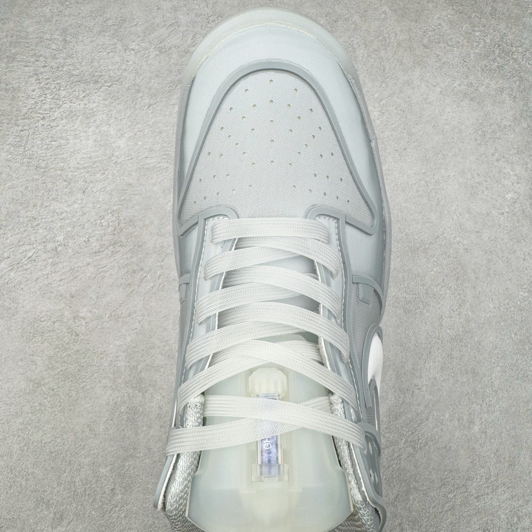 图片[4]-RTFKT Studios x NK Dunk Genesis Low 扣篮元宇宙系列经典低帮休闲运动滑板板鞋 HF0438-001 虚拟数字时尚单位 RTFKT Studios 在 2021 年被 Nike 收购后，人气可谓迅速攀升，现在堪称元宇宙领域的顶流。并且与包括村上隆在内的多个艺术家联名，推出了超多联名配色，就连 Nike 创始人菲尔·奈特都亲自尝试体验。近期，RTFKT Studios 与 Nike 再次推出了全新配色鞋款，并且将在潮流集会 ComplexCon 上独家登场。第一双以浅灰色为主调，依旧保留了 RTFKT 经典的科幻属性，虽然配色简单，但却依然吸睛。当然，按照官方拆解来看，鞋舌上的鞋带扣可以进行拆卸，使鞋款更为简约。值得一提的是，中底还搭载着 Air Zoom 气垫，提供优秀的脚感表现。另一双则以黑色、紫色组成，对比上一双而言会更加酷炫，同时也更具未来感。鞋面从细节图上看，貌似是使用了类似 PVC 质感的皮革面料，质感表现不必担心。尺码：40 40.5 41 42 42.5 43 44 44.5 45-选品中心