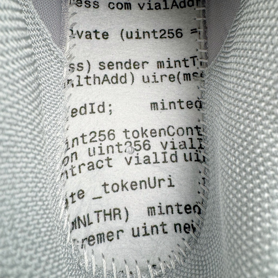 图片[10]-RTFKT Studios x NK Dunk Genesis Low 扣篮元宇宙系列经典低帮休闲运动滑板板鞋 HF0438-001 虚拟数字时尚单位 RTFKT Studios 在 2021 年被 Nike 收购后，人气可谓迅速攀升，现在堪称元宇宙领域的顶流。并且与包括村上隆在内的多个艺术家联名，推出了超多联名配色，就连 Nike 创始人菲尔·奈特都亲自尝试体验。近期，RTFKT Studios 与 Nike 再次推出了全新配色鞋款，并且将在潮流集会 ComplexCon 上独家登场。第一双以浅灰色为主调，依旧保留了 RTFKT 经典的科幻属性，虽然配色简单，但却依然吸睛。当然，按照官方拆解来看，鞋舌上的鞋带扣可以进行拆卸，使鞋款更为简约。值得一提的是，中底还搭载着 Air Zoom 气垫，提供优秀的脚感表现。另一双则以黑色、紫色组成，对比上一双而言会更加酷炫，同时也更具未来感。鞋面从细节图上看，貌似是使用了类似 PVC 质感的皮革面料，质感表现不必担心。尺码：40 40.5 41 42 42.5 43 44 44.5 45-选品中心