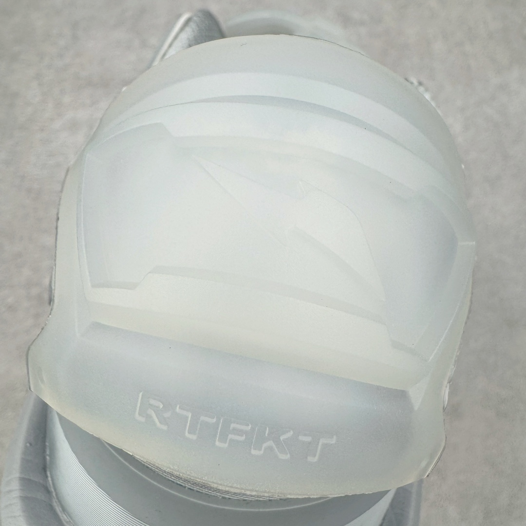 图片[13]-RTFKT Studios x NK Dunk Genesis Low 扣篮元宇宙系列经典低帮休闲运动滑板板鞋 HF0438-001 虚拟数字时尚单位 RTFKT Studios 在 2021 年被 Nike 收购后，人气可谓迅速攀升，现在堪称元宇宙领域的顶流。并且与包括村上隆在内的多个艺术家联名，推出了超多联名配色，就连 Nike 创始人菲尔·奈特都亲自尝试体验。近期，RTFKT Studios 与 Nike 再次推出了全新配色鞋款，并且将在潮流集会 ComplexCon 上独家登场。第一双以浅灰色为主调，依旧保留了 RTFKT 经典的科幻属性，虽然配色简单，但却依然吸睛。当然，按照官方拆解来看，鞋舌上的鞋带扣可以进行拆卸，使鞋款更为简约。值得一提的是，中底还搭载着 Air Zoom 气垫，提供优秀的脚感表现。另一双则以黑色、紫色组成，对比上一双而言会更加酷炫，同时也更具未来感。鞋面从细节图上看，貌似是使用了类似 PVC 质感的皮革面料，质感表现不必担心。尺码：40 40.5 41 42 42.5 43 44 44.5 45-选品中心