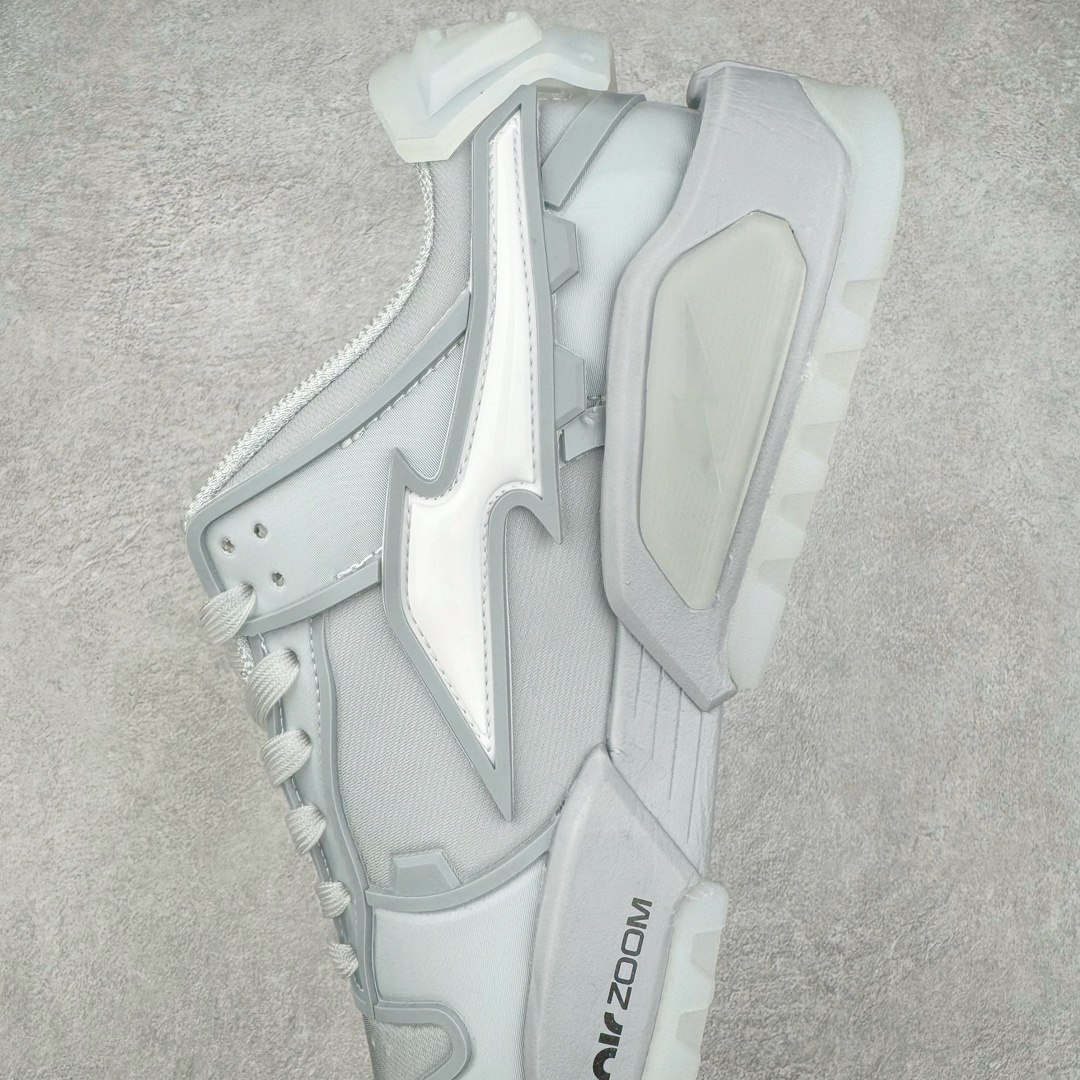 图片[7]-RTFKT Studios x NK Dunk Genesis Low 扣篮元宇宙系列经典低帮休闲运动滑板板鞋 HF0438-001 虚拟数字时尚单位 RTFKT Studios 在 2021 年被 Nike 收购后，人气可谓迅速攀升，现在堪称元宇宙领域的顶流。并且与包括村上隆在内的多个艺术家联名，推出了超多联名配色，就连 Nike 创始人菲尔·奈特都亲自尝试体验。近期，RTFKT Studios 与 Nike 再次推出了全新配色鞋款，并且将在潮流集会 ComplexCon 上独家登场。第一双以浅灰色为主调，依旧保留了 RTFKT 经典的科幻属性，虽然配色简单，但却依然吸睛。当然，按照官方拆解来看，鞋舌上的鞋带扣可以进行拆卸，使鞋款更为简约。值得一提的是，中底还搭载着 Air Zoom 气垫，提供优秀的脚感表现。另一双则以黑色、紫色组成，对比上一双而言会更加酷炫，同时也更具未来感。鞋面从细节图上看，貌似是使用了类似 PVC 质感的皮革面料，质感表现不必担心。尺码：40 40.5 41 42 42.5 43 44 44.5 45-选品中心