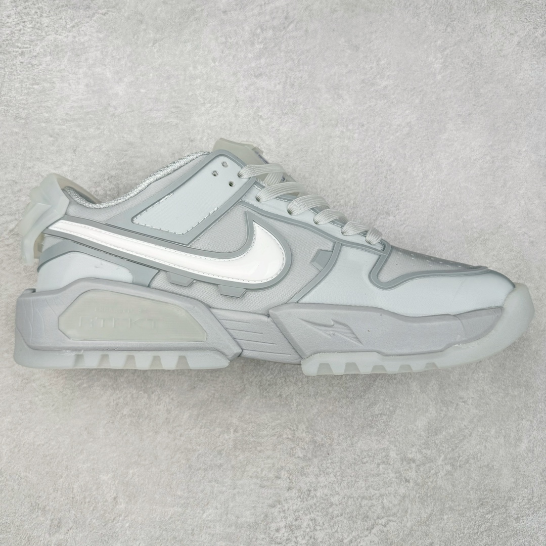 RTFKT Studios x NK Dunk Genesis Low 扣篮元宇宙系列经典低帮休闲运动滑板板鞋 HF0438-001 虚拟数字时尚单位 RTFKT Studios 在 2021 年被 Nike 收购后，人气可谓迅速攀升，现在堪称元宇宙领域的顶流。并且与包括村上隆在内的多个艺术家联名，推出了超多联名配色，就连 Nike 创始人菲尔·奈特都亲自尝试体验。近期，RTFKT Studios 与 Nike 再次推出了全新配色鞋款，并且将在潮流集会 ComplexCon 上独家登场。第一双以浅灰色为主调，依旧保留了 RTFKT 经典的科幻属性，虽然配色简单，但却依然吸睛。当然，按照官方拆解来看，鞋舌上的鞋带扣可以进行拆卸，使鞋款更为简约。值得一提的是，中底还搭载着 Air Zoom 气垫，提供优秀的脚感表现。另一双则以黑色、紫色组成，对比上一双而言会更加酷炫，同时也更具未来感。鞋面从细节图上看，貌似是使用了类似 PVC 质感的皮革面料，质感表现不必担心。尺码：40 40.5 41 42 42.5 43 44 44.5 45-选品中心