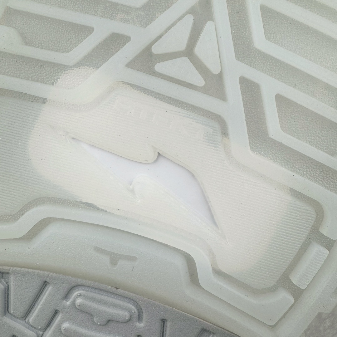 图片[18]-RTFKT Studios x NK Dunk Genesis Low 扣篮元宇宙系列经典低帮休闲运动滑板板鞋 HF0438-001 虚拟数字时尚单位 RTFKT Studios 在 2021 年被 Nike 收购后，人气可谓迅速攀升，现在堪称元宇宙领域的顶流。并且与包括村上隆在内的多个艺术家联名，推出了超多联名配色，就连 Nike 创始人菲尔·奈特都亲自尝试体验。近期，RTFKT Studios 与 Nike 再次推出了全新配色鞋款，并且将在潮流集会 ComplexCon 上独家登场。第一双以浅灰色为主调，依旧保留了 RTFKT 经典的科幻属性，虽然配色简单，但却依然吸睛。当然，按照官方拆解来看，鞋舌上的鞋带扣可以进行拆卸，使鞋款更为简约。值得一提的是，中底还搭载着 Air Zoom 气垫，提供优秀的脚感表现。另一双则以黑色、紫色组成，对比上一双而言会更加酷炫，同时也更具未来感。鞋面从细节图上看，貌似是使用了类似 PVC 质感的皮革面料，质感表现不必担心。尺码：40 40.5 41 42 42.5 43 44 44.5 45-选品中心