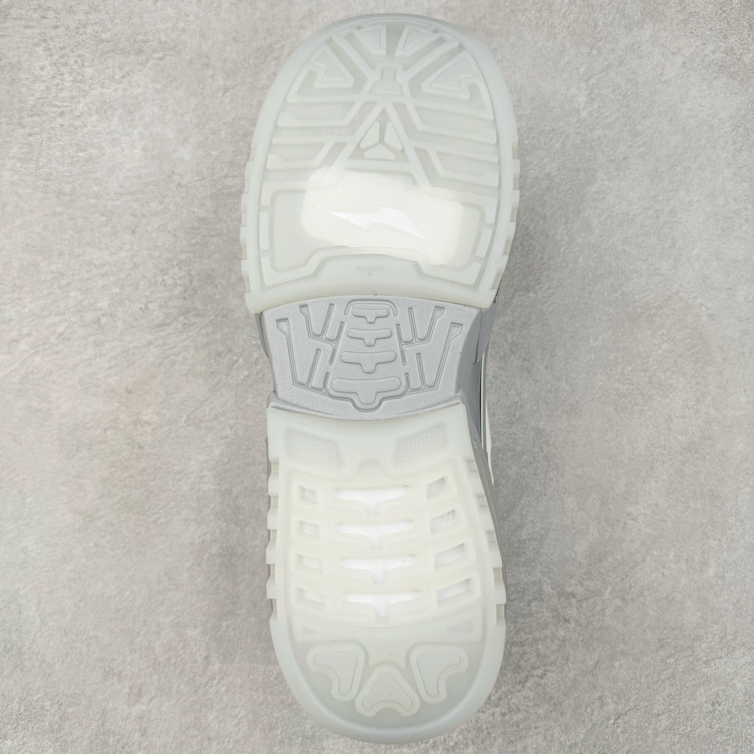 图片[9]-RTFKT Studios x NK Dunk Genesis Low 扣篮元宇宙系列经典低帮休闲运动滑板板鞋 HF0438-001 虚拟数字时尚单位 RTFKT Studios 在 2021 年被 Nike 收购后，人气可谓迅速攀升，现在堪称元宇宙领域的顶流。并且与包括村上隆在内的多个艺术家联名，推出了超多联名配色，就连 Nike 创始人菲尔·奈特都亲自尝试体验。近期，RTFKT Studios 与 Nike 再次推出了全新配色鞋款，并且将在潮流集会 ComplexCon 上独家登场。第一双以浅灰色为主调，依旧保留了 RTFKT 经典的科幻属性，虽然配色简单，但却依然吸睛。当然，按照官方拆解来看，鞋舌上的鞋带扣可以进行拆卸，使鞋款更为简约。值得一提的是，中底还搭载着 Air Zoom 气垫，提供优秀的脚感表现。另一双则以黑色、紫色组成，对比上一双而言会更加酷炫，同时也更具未来感。鞋面从细节图上看，貌似是使用了类似 PVC 质感的皮革面料，质感表现不必担心。尺码：40 40.5 41 42 42.5 43 44 44.5 45-选品中心