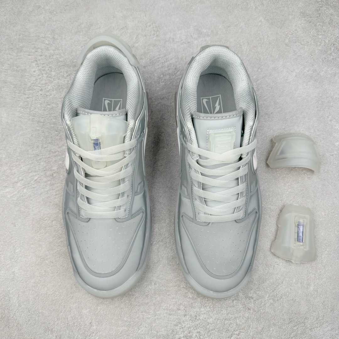 图片[2]-RTFKT Studios x NK Dunk Genesis Low 扣篮元宇宙系列经典低帮休闲运动滑板板鞋 HF0438-001 虚拟数字时尚单位 RTFKT Studios 在 2021 年被 Nike 收购后，人气可谓迅速攀升，现在堪称元宇宙领域的顶流。并且与包括村上隆在内的多个艺术家联名，推出了超多联名配色，就连 Nike 创始人菲尔·奈特都亲自尝试体验。近期，RTFKT Studios 与 Nike 再次推出了全新配色鞋款，并且将在潮流集会 ComplexCon 上独家登场。第一双以浅灰色为主调，依旧保留了 RTFKT 经典的科幻属性，虽然配色简单，但却依然吸睛。当然，按照官方拆解来看，鞋舌上的鞋带扣可以进行拆卸，使鞋款更为简约。值得一提的是，中底还搭载着 Air Zoom 气垫，提供优秀的脚感表现。另一双则以黑色、紫色组成，对比上一双而言会更加酷炫，同时也更具未来感。鞋面从细节图上看，貌似是使用了类似 PVC 质感的皮革面料，质感表现不必担心。尺码：40 40.5 41 42 42.5 43 44 44.5 45-选品中心