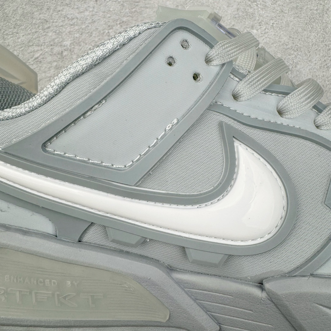 图片[15]-RTFKT Studios x NK Dunk Genesis Low 扣篮元宇宙系列经典低帮休闲运动滑板板鞋 HF0438-001 虚拟数字时尚单位 RTFKT Studios 在 2021 年被 Nike 收购后，人气可谓迅速攀升，现在堪称元宇宙领域的顶流。并且与包括村上隆在内的多个艺术家联名，推出了超多联名配色，就连 Nike 创始人菲尔·奈特都亲自尝试体验。近期，RTFKT Studios 与 Nike 再次推出了全新配色鞋款，并且将在潮流集会 ComplexCon 上独家登场。第一双以浅灰色为主调，依旧保留了 RTFKT 经典的科幻属性，虽然配色简单，但却依然吸睛。当然，按照官方拆解来看，鞋舌上的鞋带扣可以进行拆卸，使鞋款更为简约。值得一提的是，中底还搭载着 Air Zoom 气垫，提供优秀的脚感表现。另一双则以黑色、紫色组成，对比上一双而言会更加酷炫，同时也更具未来感。鞋面从细节图上看，貌似是使用了类似 PVC 质感的皮革面料，质感表现不必担心。尺码：40 40.5 41 42 42.5 43 44 44.5 45-选品中心