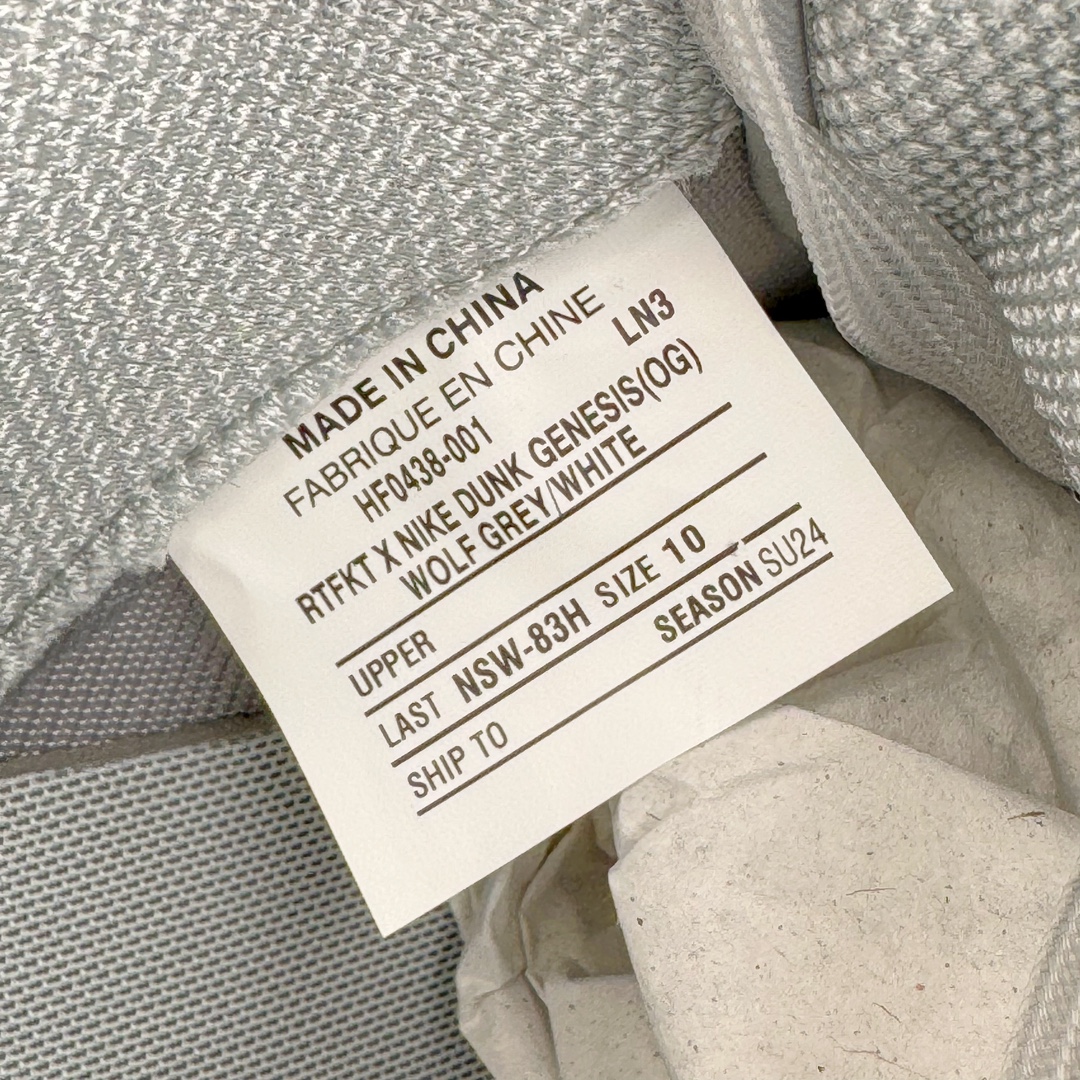 图片[11]-RTFKT Studios x NK Dunk Genesis Low 扣篮元宇宙系列经典低帮休闲运动滑板板鞋 HF0438-001 虚拟数字时尚单位 RTFKT Studios 在 2021 年被 Nike 收购后，人气可谓迅速攀升，现在堪称元宇宙领域的顶流。并且与包括村上隆在内的多个艺术家联名，推出了超多联名配色，就连 Nike 创始人菲尔·奈特都亲自尝试体验。近期，RTFKT Studios 与 Nike 再次推出了全新配色鞋款，并且将在潮流集会 ComplexCon 上独家登场。第一双以浅灰色为主调，依旧保留了 RTFKT 经典的科幻属性，虽然配色简单，但却依然吸睛。当然，按照官方拆解来看，鞋舌上的鞋带扣可以进行拆卸，使鞋款更为简约。值得一提的是，中底还搭载着 Air Zoom 气垫，提供优秀的脚感表现。另一双则以黑色、紫色组成，对比上一双而言会更加酷炫，同时也更具未来感。鞋面从细节图上看，貌似是使用了类似 PVC 质感的皮革面料，质感表现不必担心。尺码：40 40.5 41 42 42.5 43 44 44.5 45-选品中心