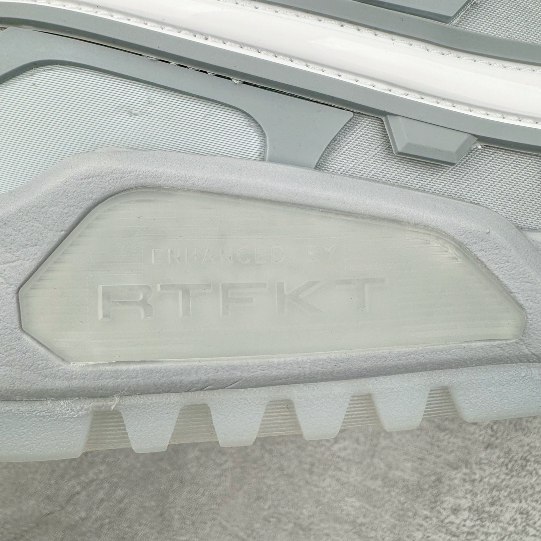 图片[16]-RTFKT Studios x NK Dunk Genesis Low 扣篮元宇宙系列经典低帮休闲运动滑板板鞋 HF0438-001 虚拟数字时尚单位 RTFKT Studios 在 2021 年被 Nike 收购后，人气可谓迅速攀升，现在堪称元宇宙领域的顶流。并且与包括村上隆在内的多个艺术家联名，推出了超多联名配色，就连 Nike 创始人菲尔·奈特都亲自尝试体验。近期，RTFKT Studios 与 Nike 再次推出了全新配色鞋款，并且将在潮流集会 ComplexCon 上独家登场。第一双以浅灰色为主调，依旧保留了 RTFKT 经典的科幻属性，虽然配色简单，但却依然吸睛。当然，按照官方拆解来看，鞋舌上的鞋带扣可以进行拆卸，使鞋款更为简约。值得一提的是，中底还搭载着 Air Zoom 气垫，提供优秀的脚感表现。另一双则以黑色、紫色组成，对比上一双而言会更加酷炫，同时也更具未来感。鞋面从细节图上看，貌似是使用了类似 PVC 质感的皮革面料，质感表现不必担心。尺码：40 40.5 41 42 42.5 43 44 44.5 45-选品中心