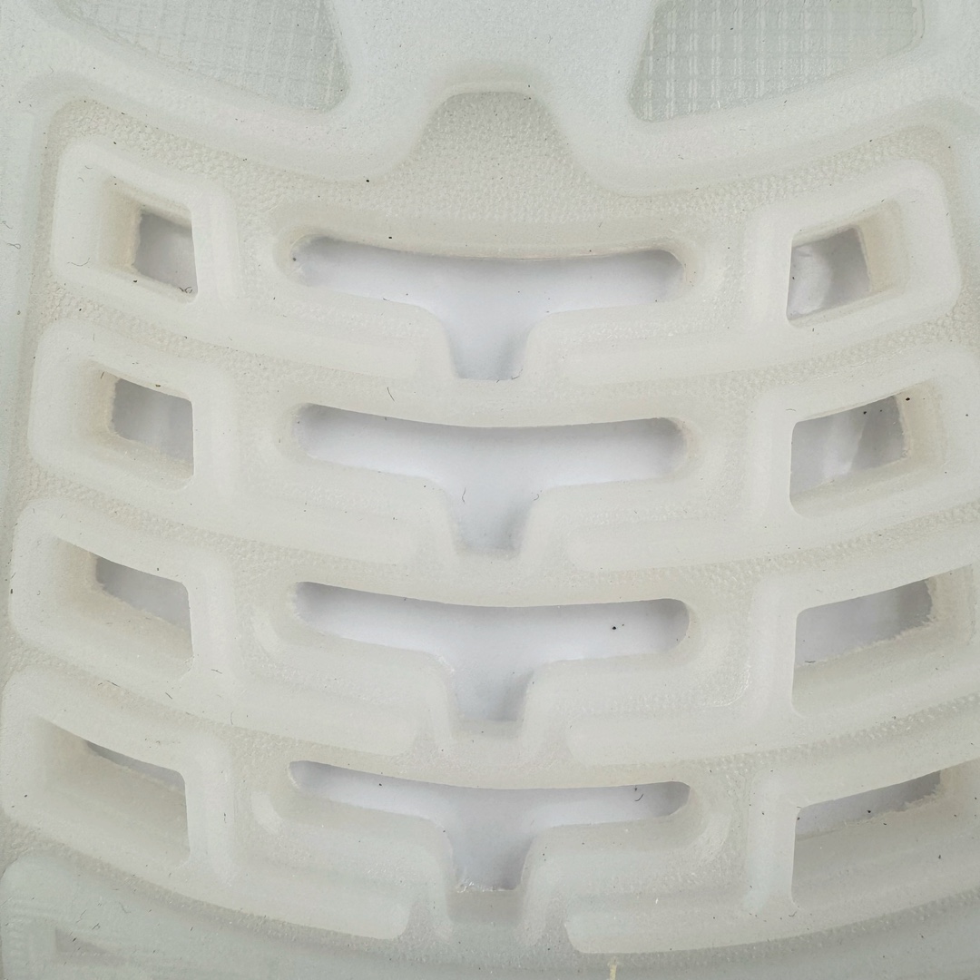 图片[19]-RTFKT Studios x NK Dunk Genesis Low 扣篮元宇宙系列经典低帮休闲运动滑板板鞋 HF0438-001 虚拟数字时尚单位 RTFKT Studios 在 2021 年被 Nike 收购后，人气可谓迅速攀升，现在堪称元宇宙领域的顶流。并且与包括村上隆在内的多个艺术家联名，推出了超多联名配色，就连 Nike 创始人菲尔·奈特都亲自尝试体验。近期，RTFKT Studios 与 Nike 再次推出了全新配色鞋款，并且将在潮流集会 ComplexCon 上独家登场。第一双以浅灰色为主调，依旧保留了 RTFKT 经典的科幻属性，虽然配色简单，但却依然吸睛。当然，按照官方拆解来看，鞋舌上的鞋带扣可以进行拆卸，使鞋款更为简约。值得一提的是，中底还搭载着 Air Zoom 气垫，提供优秀的脚感表现。另一双则以黑色、紫色组成，对比上一双而言会更加酷炫，同时也更具未来感。鞋面从细节图上看，貌似是使用了类似 PVC 质感的皮革面料，质感表现不必担心。尺码：40 40.5 41 42 42.5 43 44 44.5 45-选品中心