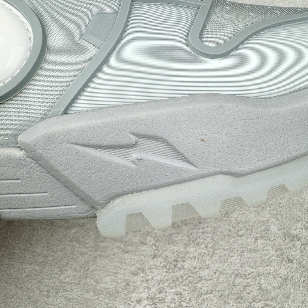 图片[17]-RTFKT Studios x NK Dunk Genesis Low 扣篮元宇宙系列经典低帮休闲运动滑板板鞋 HF0438-001 虚拟数字时尚单位 RTFKT Studios 在 2021 年被 Nike 收购后，人气可谓迅速攀升，现在堪称元宇宙领域的顶流。并且与包括村上隆在内的多个艺术家联名，推出了超多联名配色，就连 Nike 创始人菲尔·奈特都亲自尝试体验。近期，RTFKT Studios 与 Nike 再次推出了全新配色鞋款，并且将在潮流集会 ComplexCon 上独家登场。第一双以浅灰色为主调，依旧保留了 RTFKT 经典的科幻属性，虽然配色简单，但却依然吸睛。当然，按照官方拆解来看，鞋舌上的鞋带扣可以进行拆卸，使鞋款更为简约。值得一提的是，中底还搭载着 Air Zoom 气垫，提供优秀的脚感表现。另一双则以黑色、紫色组成，对比上一双而言会更加酷炫，同时也更具未来感。鞋面从细节图上看，貌似是使用了类似 PVC 质感的皮革面料，质感表现不必担心。尺码：40 40.5 41 42 42.5 43 44 44.5 45-选品中心